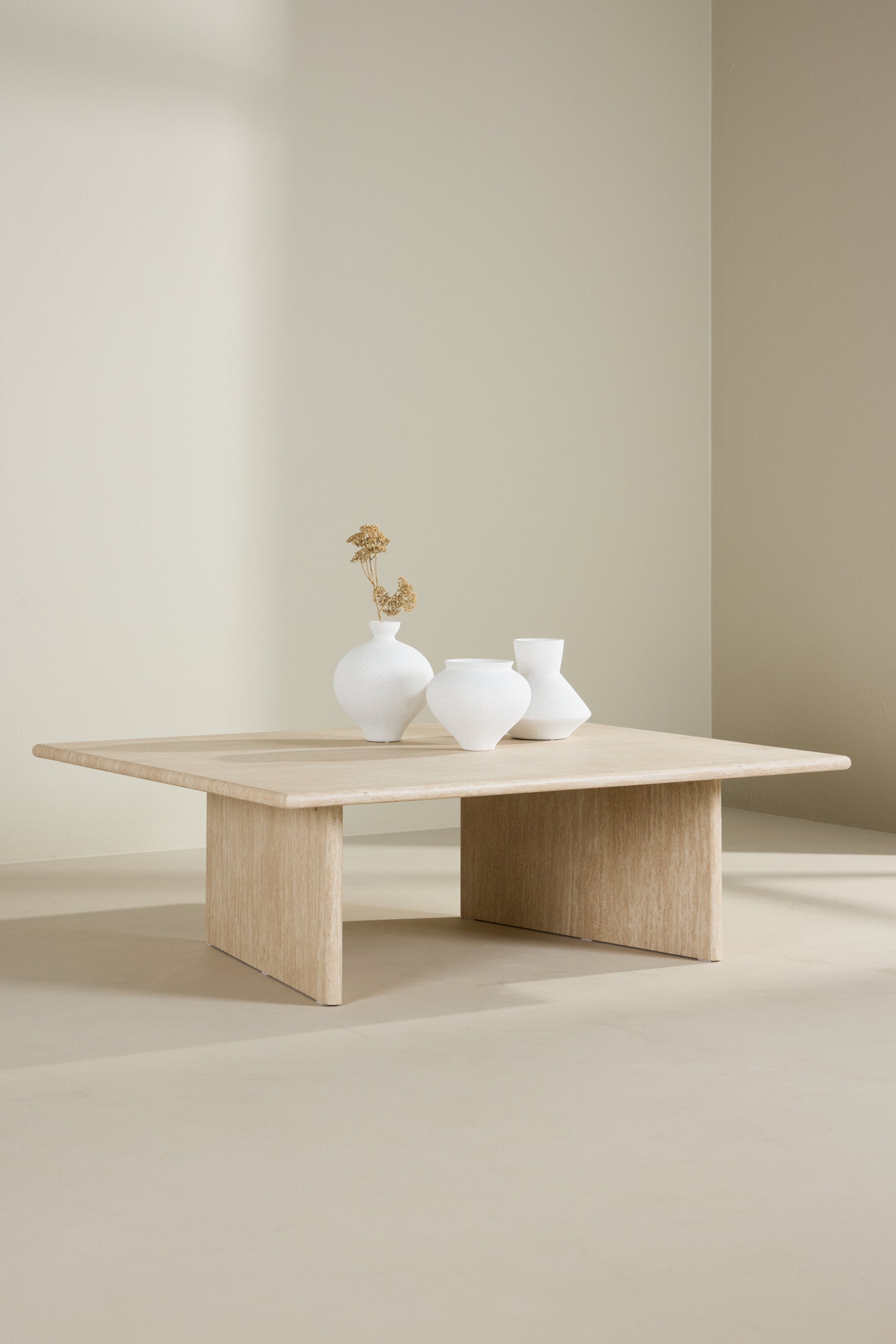 Skagen Sofatisch 100x120 in Travertine look präsentiert im Onlineshop von KAQTU Design AG. Beistelltisch ist von Vind
