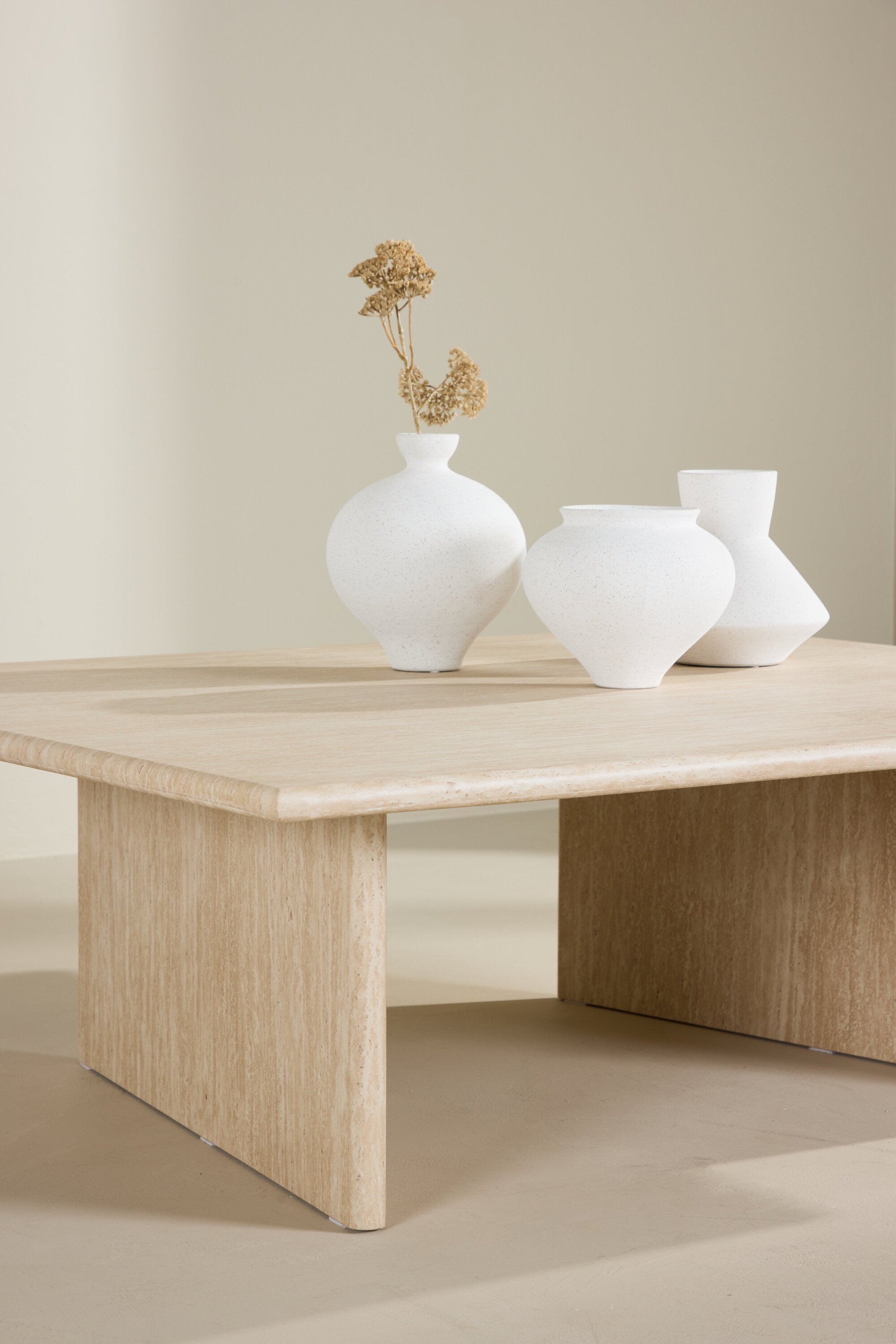 Skagen Sofatisch 100x120 in Travertine look präsentiert im Onlineshop von KAQTU Design AG. Beistelltisch ist von Vind