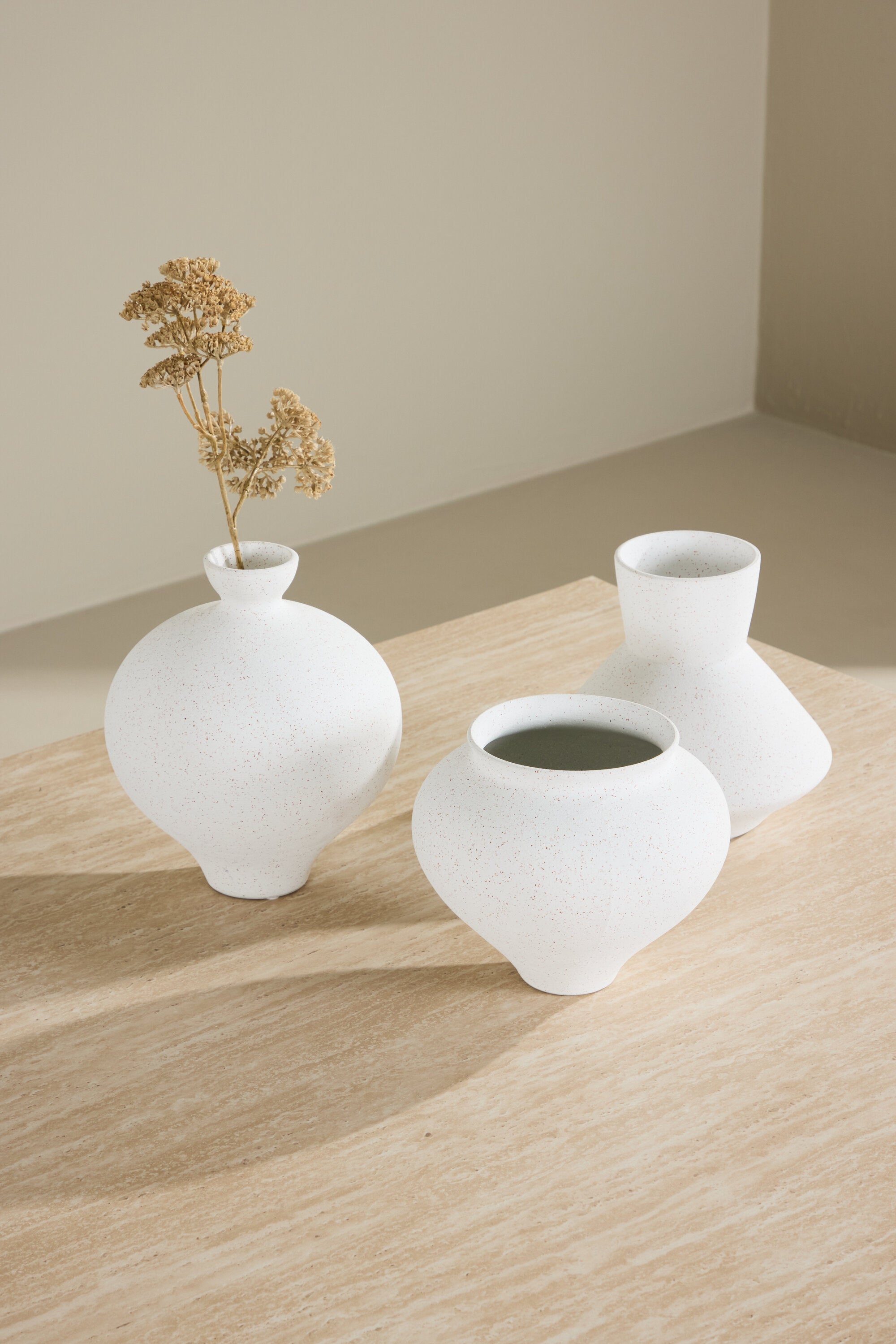 Skagen Sofatisch 100x120 in Travertine look präsentiert im Onlineshop von KAQTU Design AG. Beistelltisch ist von Vind