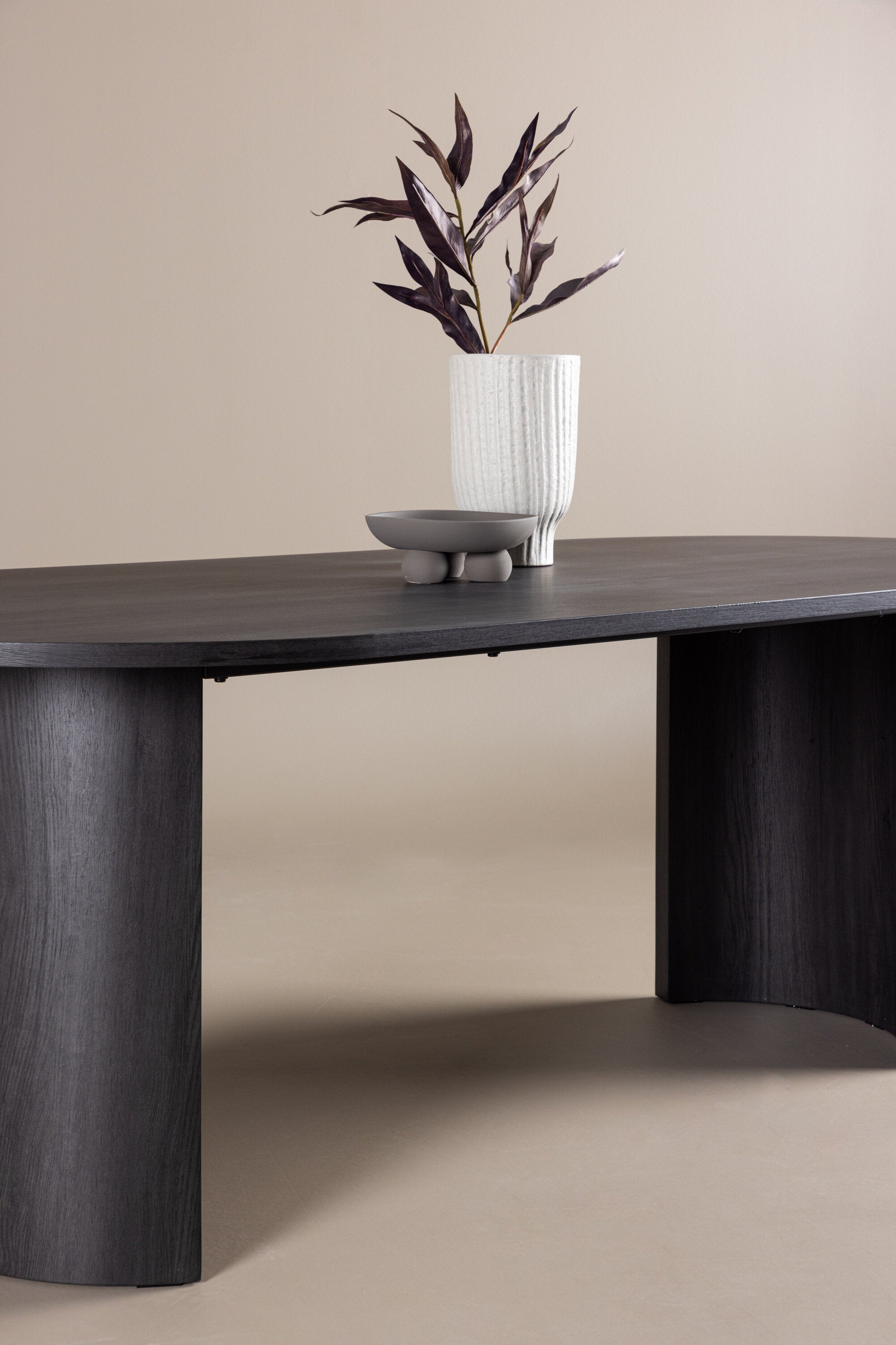 Grundsund Esstisch 130x220 in Black präsentiert im Onlineshop von KAQTU Design AG. Esstisch ist von Vind