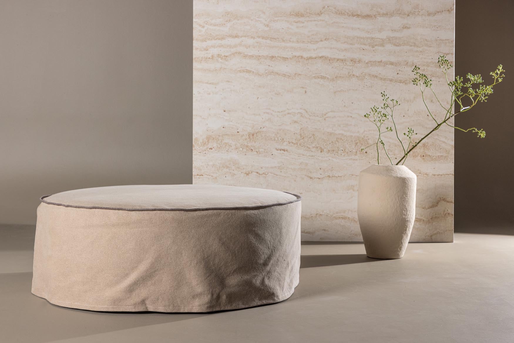 Der Vindö Ottoman ⌀101 vereint elegantes Design mit Funktionalität. Perfekt als Fußablage oder zusätzlicher Sitzplatz in jedem Raum.