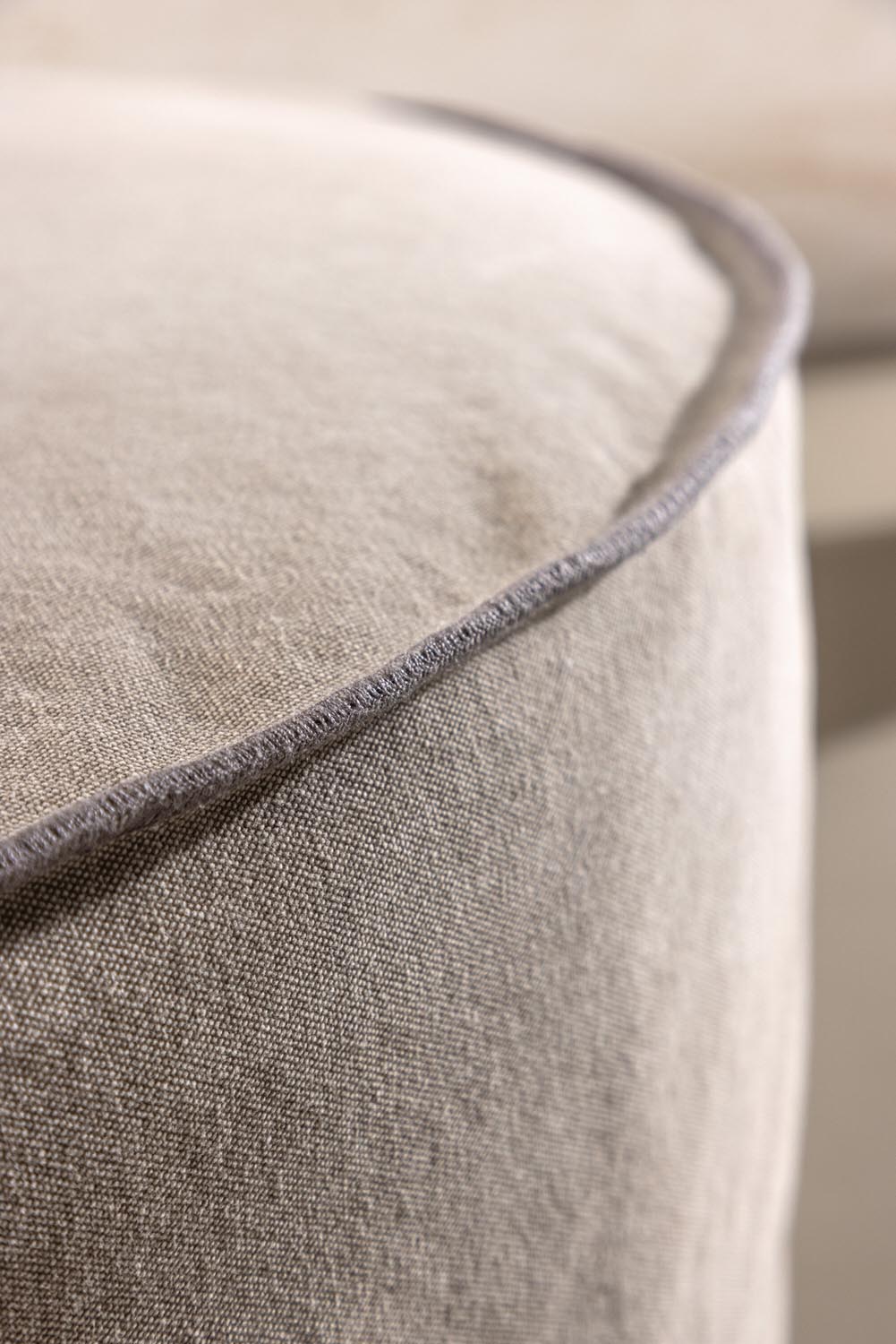 Vindö Ottoman ⌀101 in Brown Linen präsentiert im Onlineshop von KAQTU Design AG. Ottoman ist von Vind