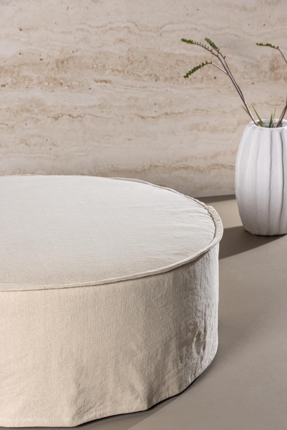 Vindö Ottoman ⌀101 in Beige Linen präsentiert im Onlineshop von KAQTU Design AG. Ottoman ist von Vind