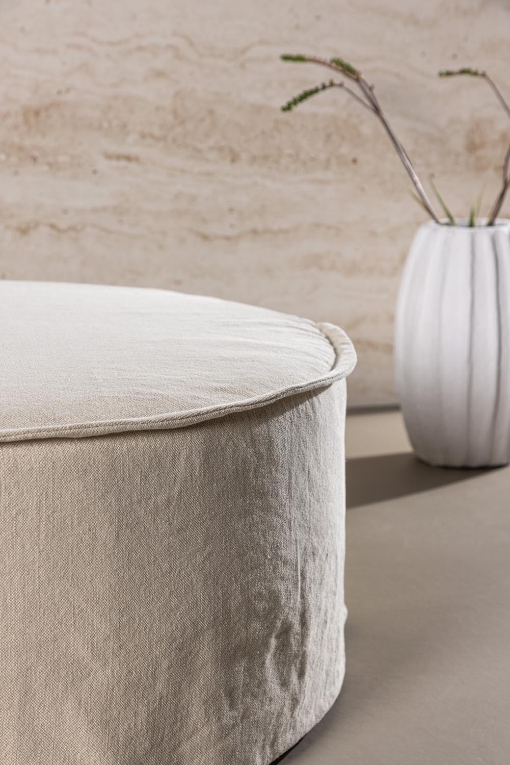 Vindö Ottoman ⌀101 in Beige Linen präsentiert im Onlineshop von KAQTU Design AG. Ottoman ist von Vind