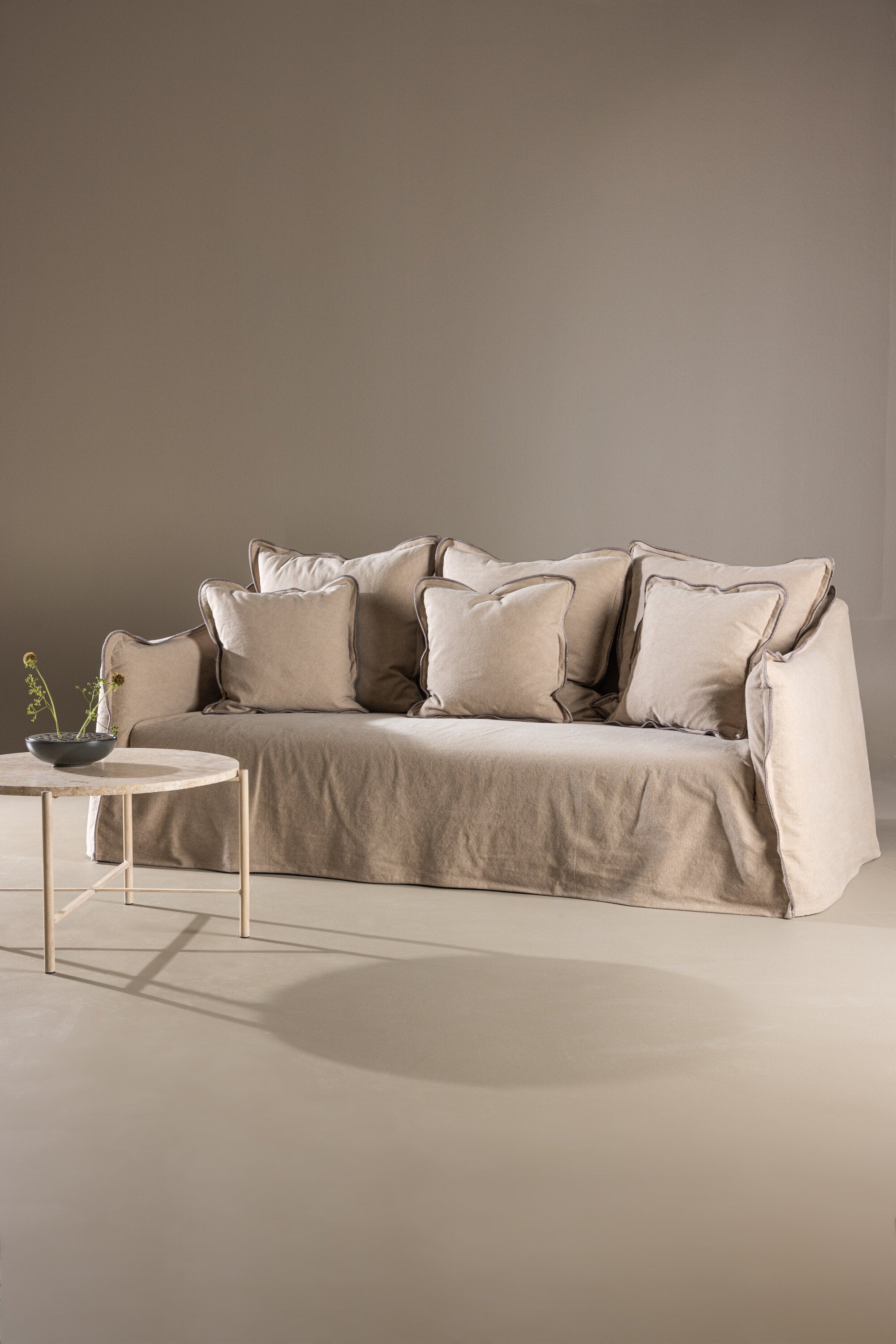 Oskarshamn 3 Seater Sofa in Beige/Brown präsentiert im Onlineshop von KAQTU Design AG. 3er Sofa ist von Vind
