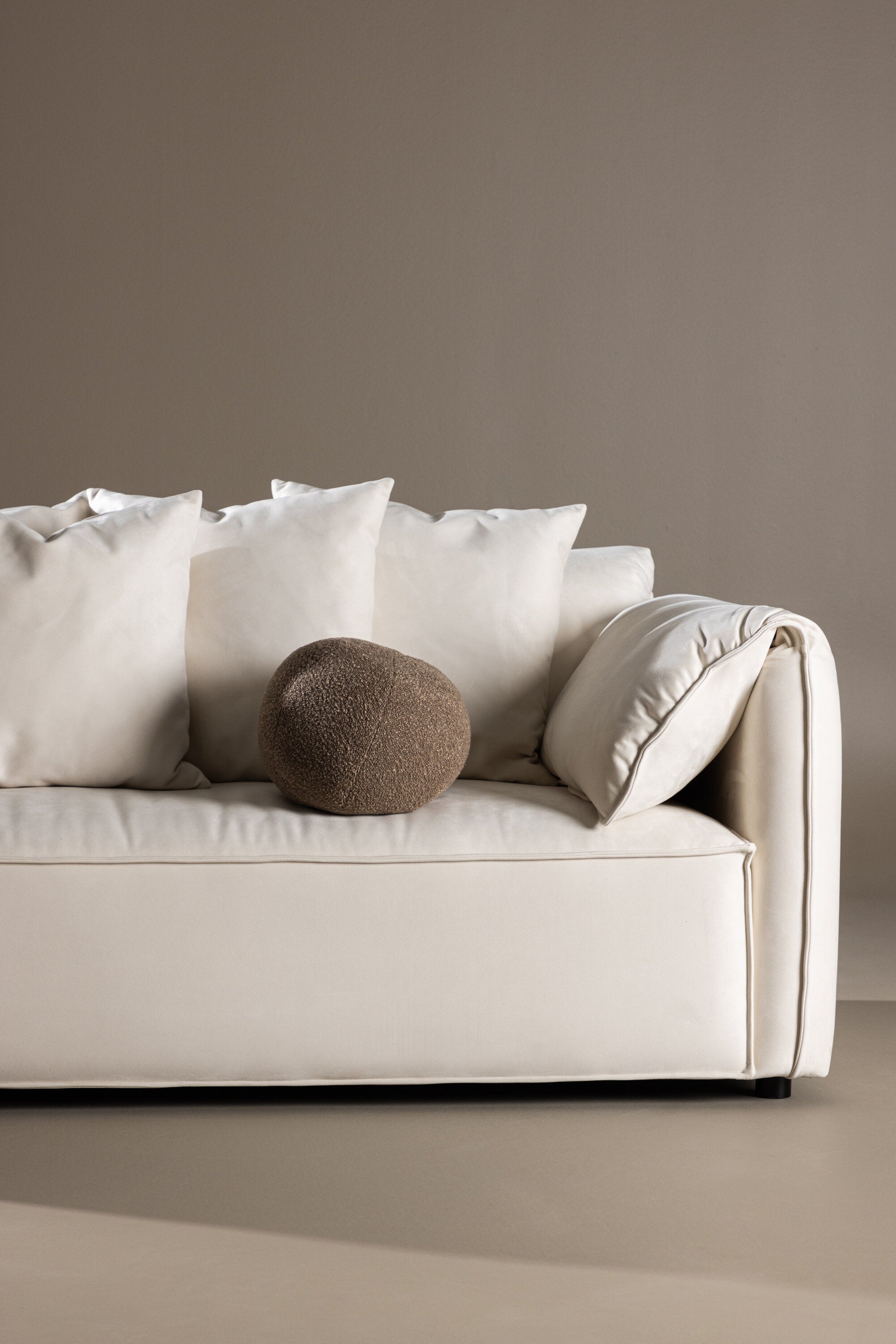 Torekov 3 Seater Sofa in Beige Mocca Look präsentiert im Onlineshop von KAQTU Design AG. 3er Sofa ist von Vind