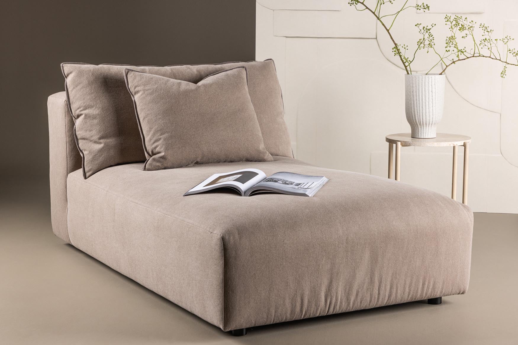 Entdecken Sie das Malö Daybed von Vind – ein elegantes Möbelstück, das Stil und Komfort vereint. Ideal als Sessel oder Tagesbett.