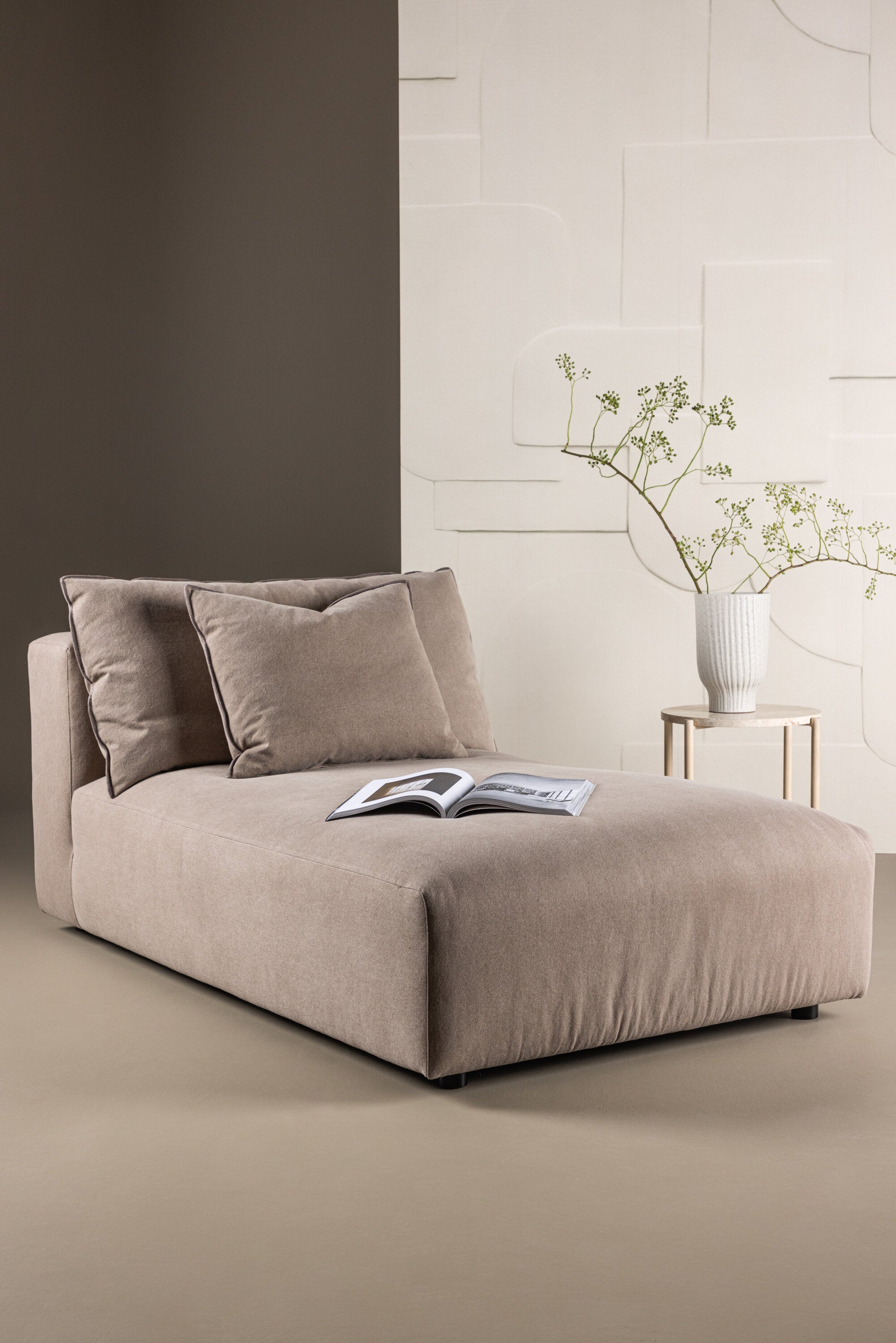 Malö Daybed in Dark Brown Linen präsentiert im Onlineshop von KAQTU Design AG. Sessel ist von Vind