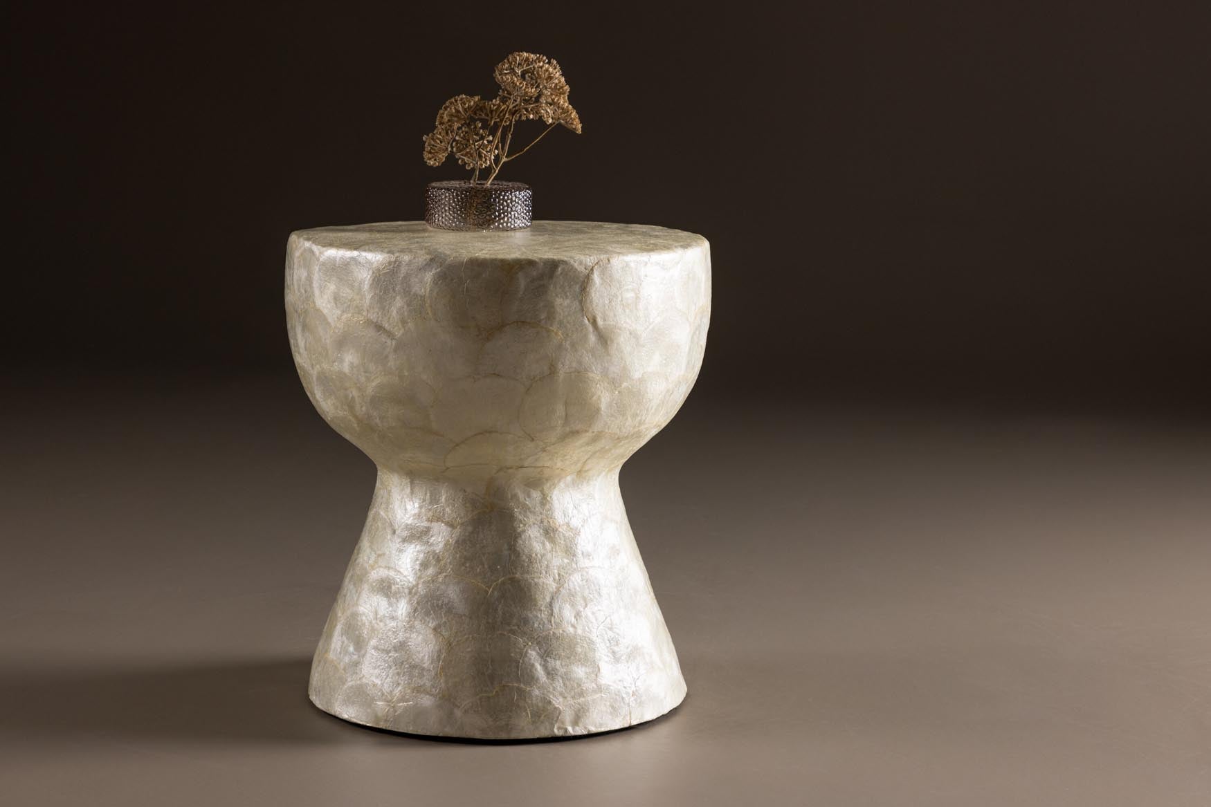 Eleganter Sandön Sofatisch von Vind: Robustes Polyresin und nachhaltiges Gummiholz vereinen Funktionalität und Stil für Ihr Wohnzimmer.