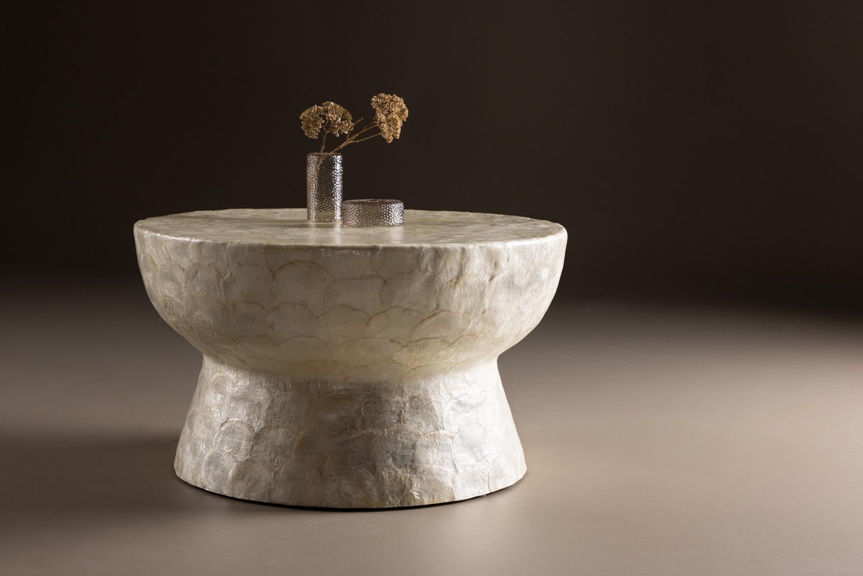 Stilvoller Sandön Sofatisch von Vind: Hochwertiges Polyresin und nachhaltiges Gummiholz, ideal für jedes Wohnzimmer, pflegeleicht und elegant.