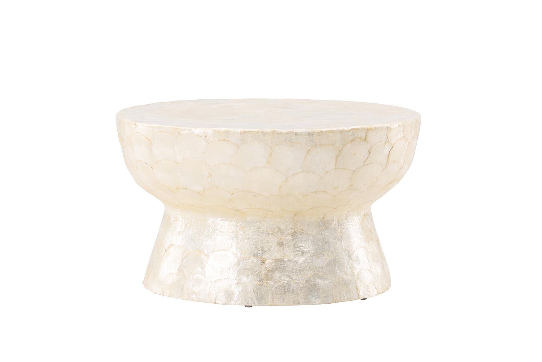 Stilvoller Sandön Sofatisch von Vind: Hochwertiges Polyresin und Gummiholz bieten Eleganz und Langlebigkeit für Ihr modernes Zuhause.