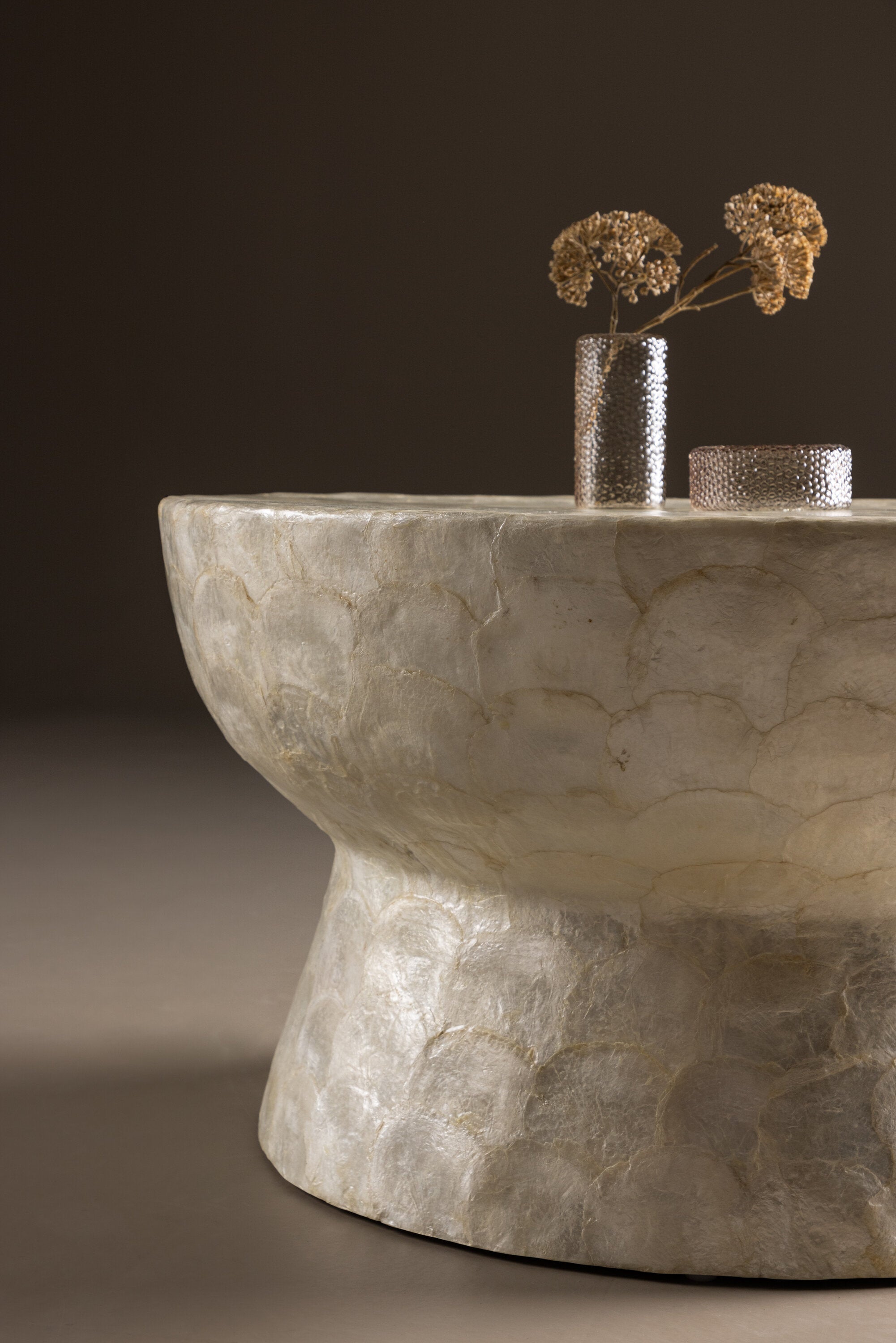 Sandön Sofatisch in Capiz / Natural präsentiert im Onlineshop von KAQTU Design AG. Beistelltisch ist von Vind