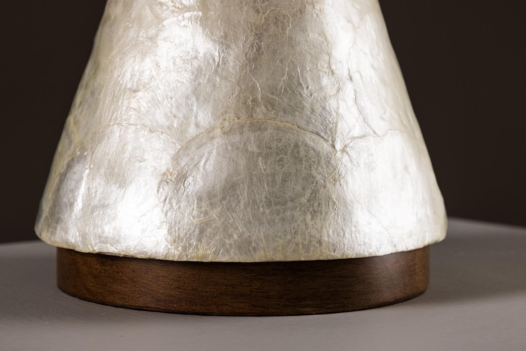 Entdecken Sie die Donsö Tischleuchte ⌀35 von Vind: Stilvolles Design aus Jute und PVC für eine einladende Atmosphäre in jedem Raum.