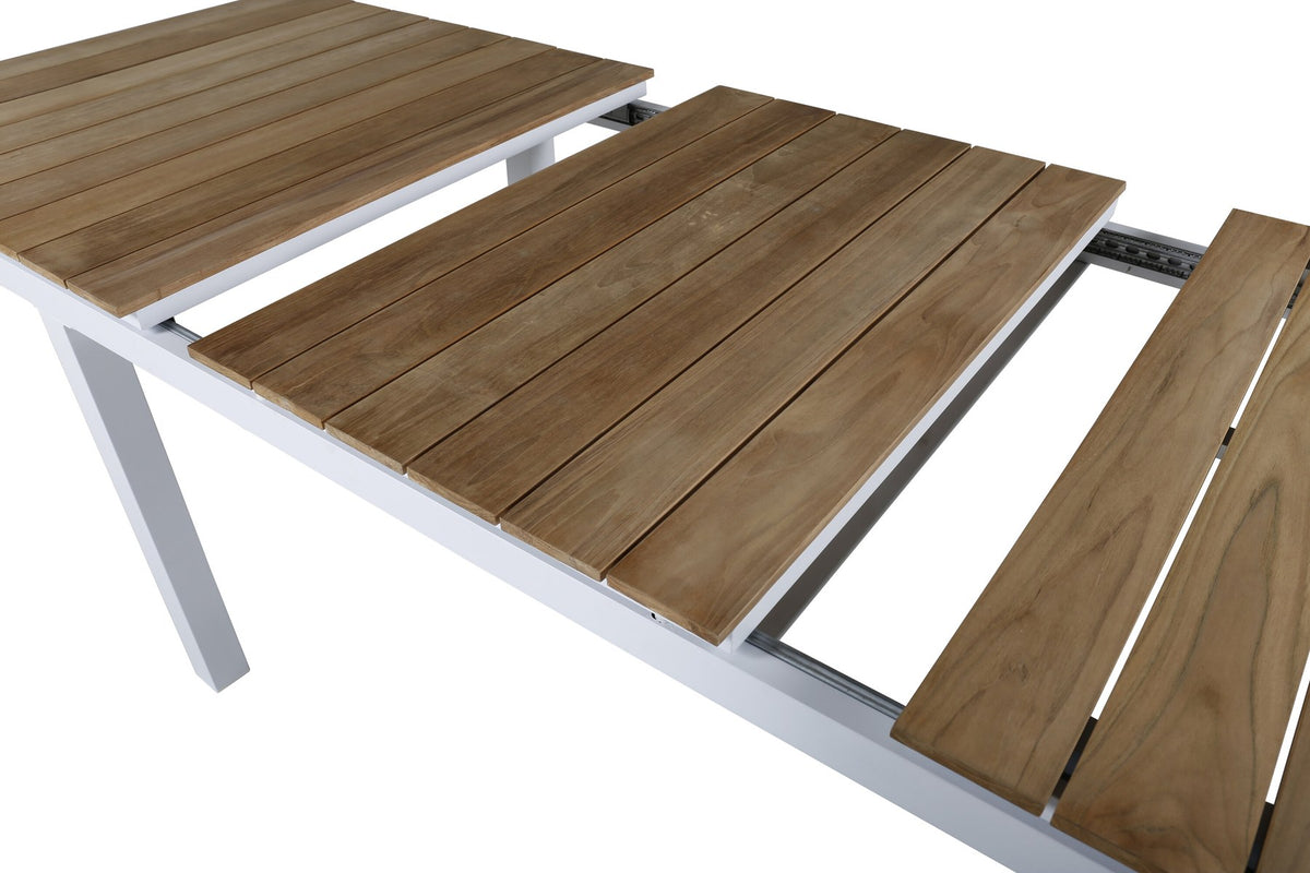 Rechteckiger Gartentisch Mexiko mit naturfarbener Teakholz-Tischplatte und schwarzem Aluminiumgestell, ausziehbar, im Freien aufgestellt.