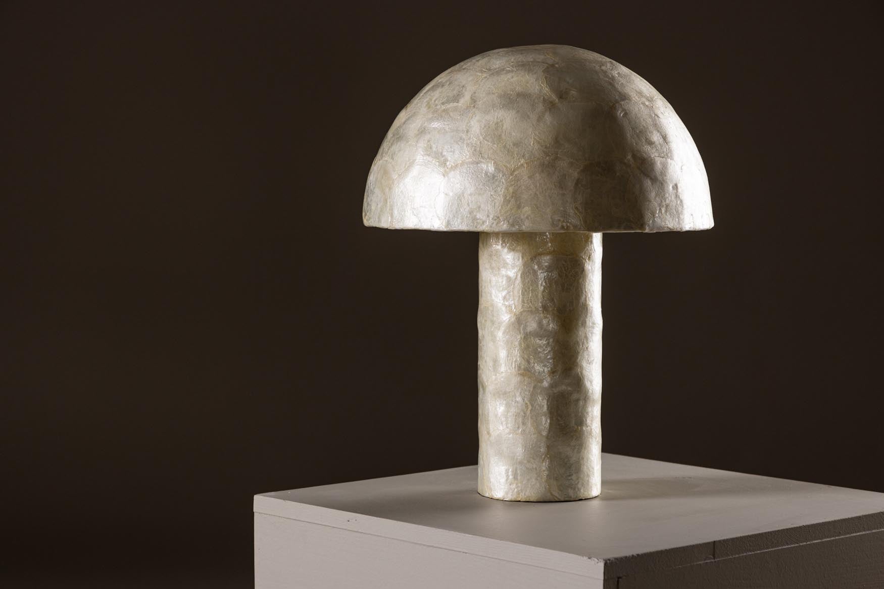 Stilvolle Lindön Tischleuchte ⌀36 von Vind: Hochwertiger Capiz-Lampenschirm, stabiler Polyresin-Fuss. Ideal für Sideboards und Nachttische.