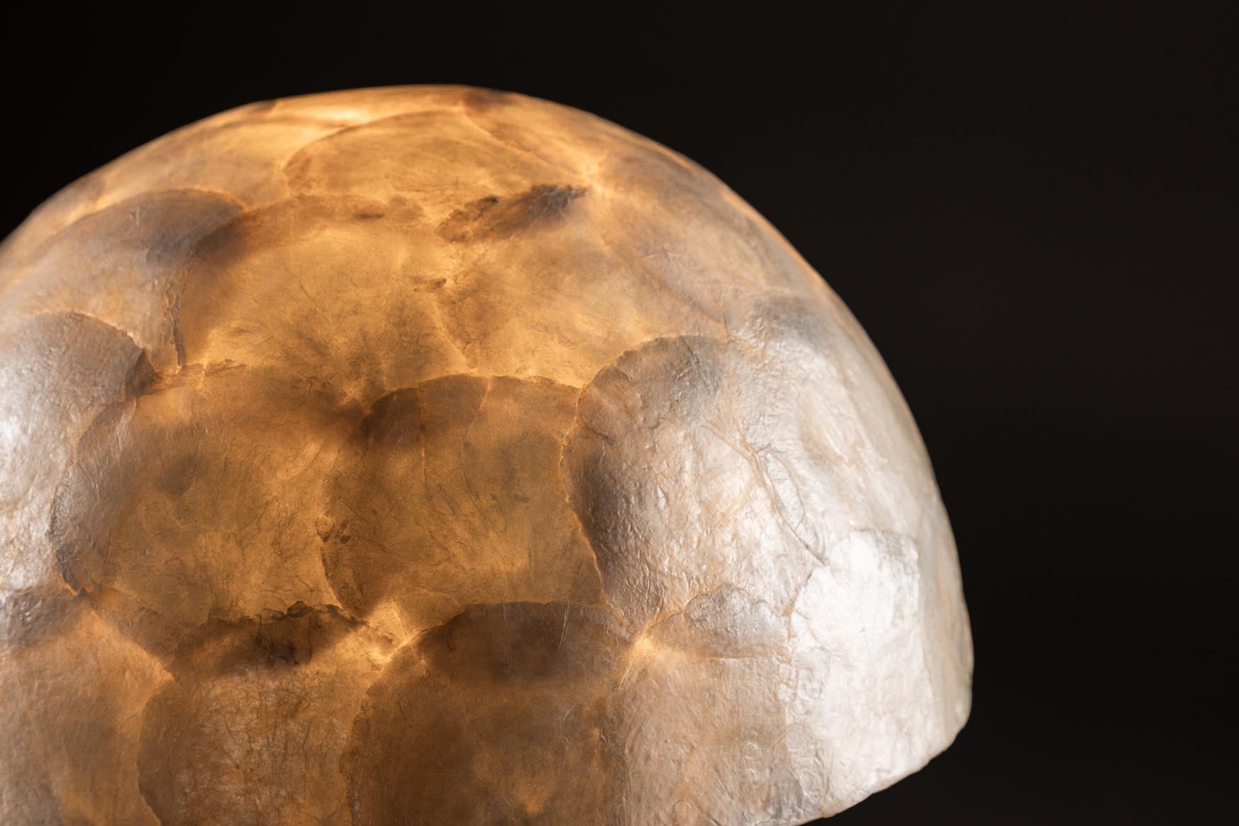 Elegante Lindön Tischleuchte ⌀36 von Vind, ideal für Sideboards und Nachttische. Schafft warmes Licht und setzt stilvolle Akzente.