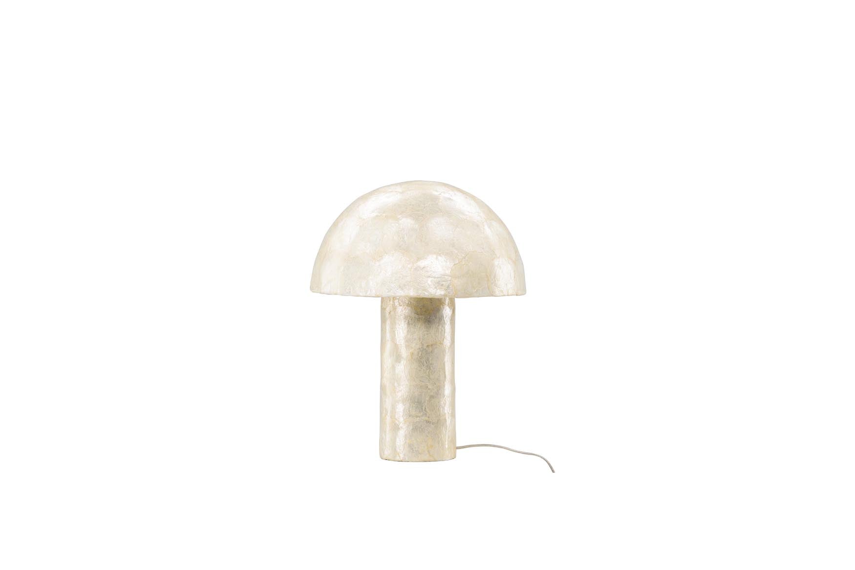 Stilvolle Lindön Tischleuchte ⌀36 von Vind: Hochwertiger Capiz-Lampenschirm, stabiler Polyresin-Fuss. Ideal für Sideboards und Nachttische.