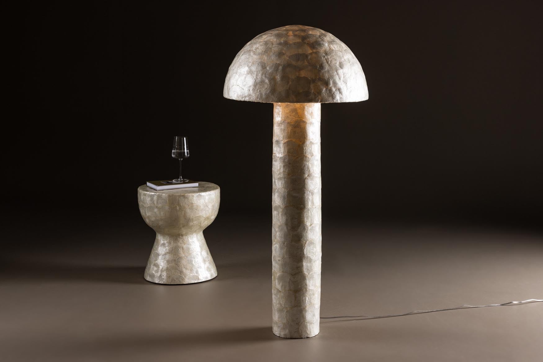 Lindön Stehleuchte ⌀55 von Vind – elegante Beleuchtung mit hochwertigem Capiz, perfekt für einladende Wohnräume und stilvolle Akzente.