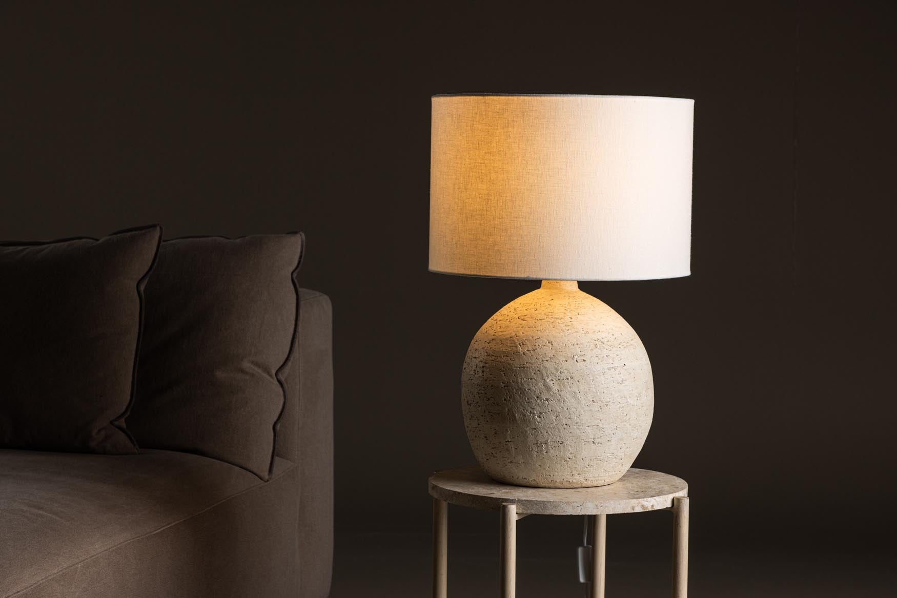 Entdecken Sie die Tjörn Tischleuchte ⌀40 von Vind: Elegantes Design mit Jute und Terrakotta, perfekt für eine warme Wohnatmosphäre.