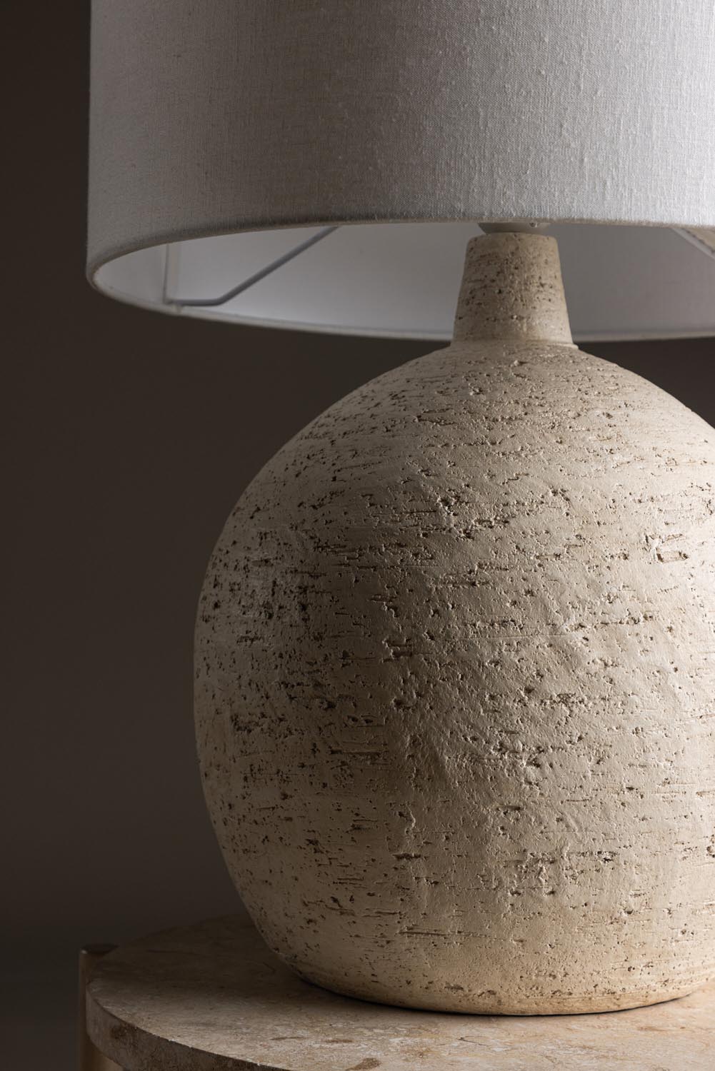 Tjörn Tischleuchte ⌀40 in Terracotta / White präsentiert im Onlineshop von KAQTU Design AG. Tischleuchte ist von Vind
