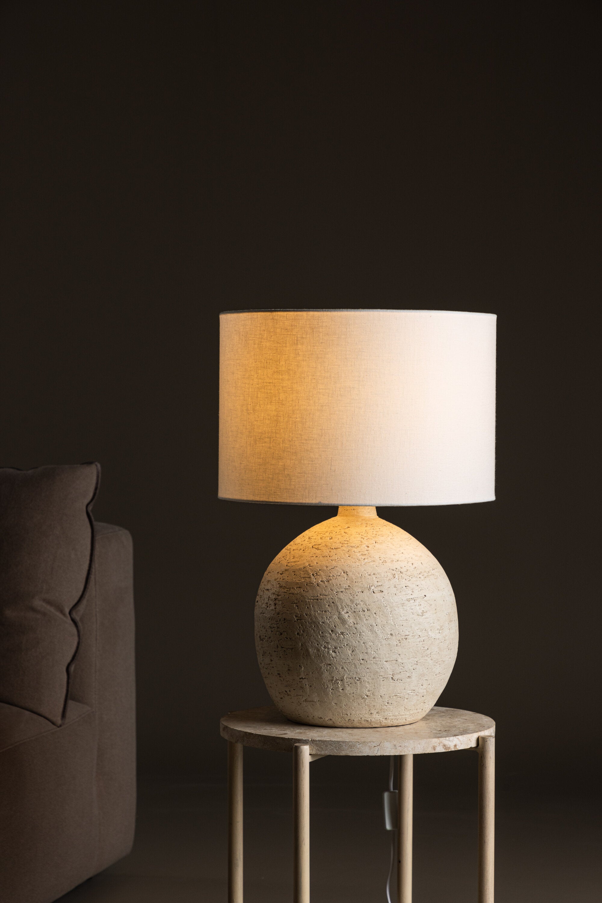Tjörn Tischleuchte ⌀40 in Terracotta / White präsentiert im Onlineshop von KAQTU Design AG. Tischleuchte ist von Vind