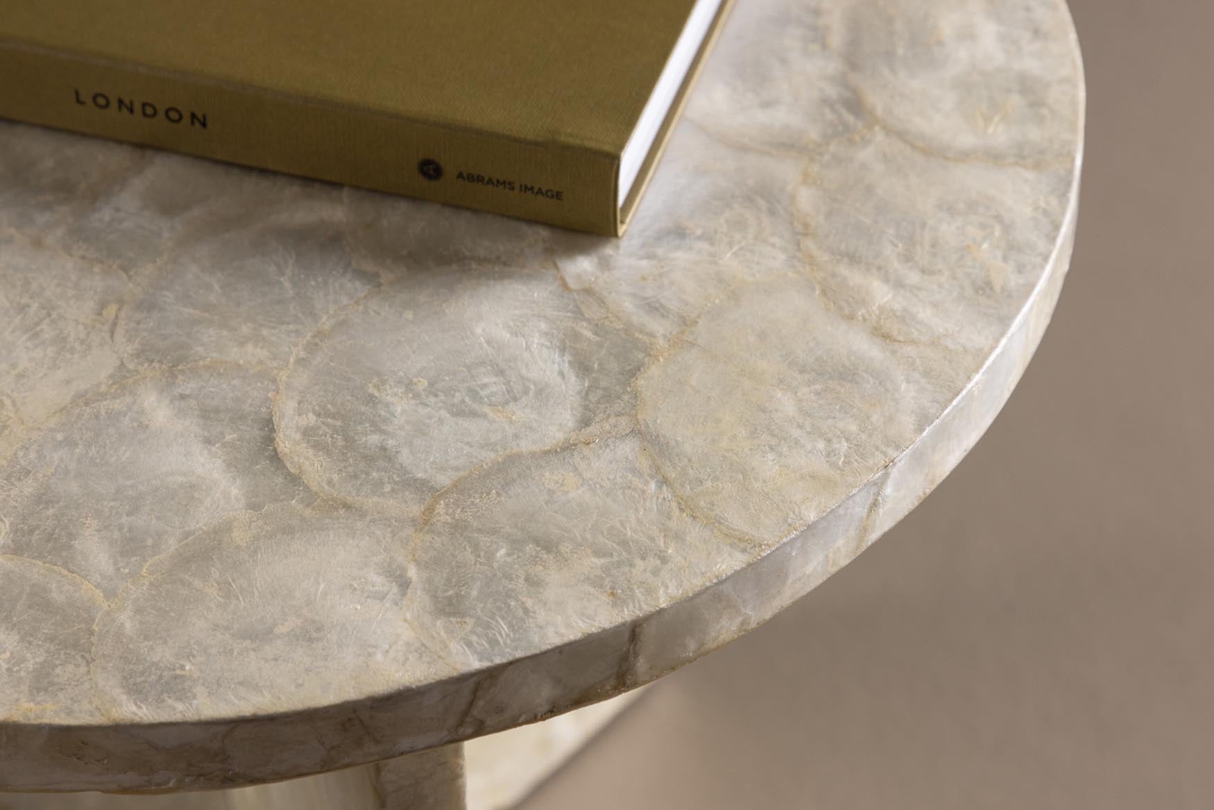 Entdecken Sie den Smögen Sofatisch von Vind – ein eleganter Beistelltisch, der Funktionalität und Ästhetik vereint und jeden Raum aufwertet.