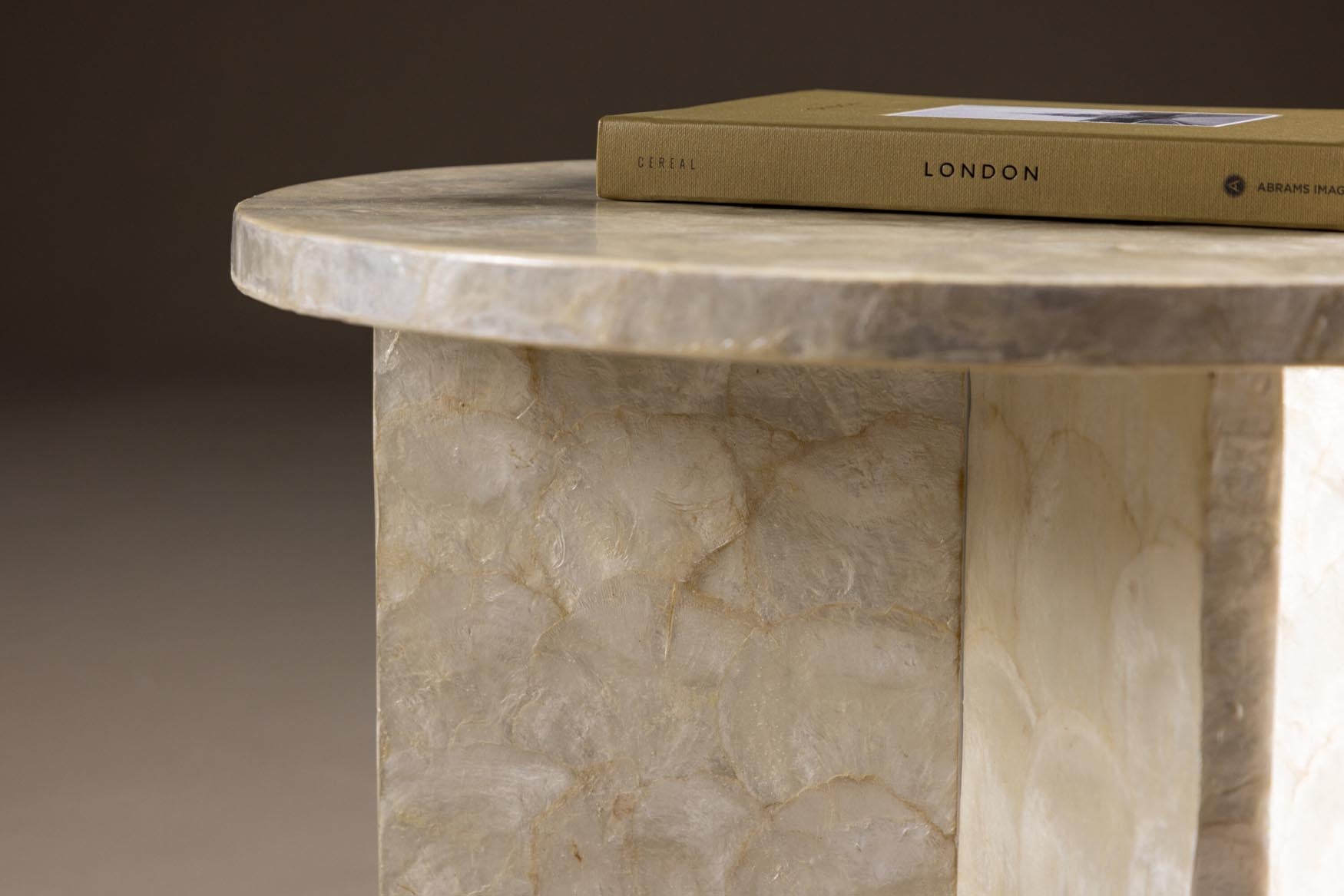 Der Smögen Sofatisch von Vind ist ein stilvoller Beistelltisch aus hochwertigen Materialien, der Eleganz und Funktionalität in Ihr Zuhause bringt.