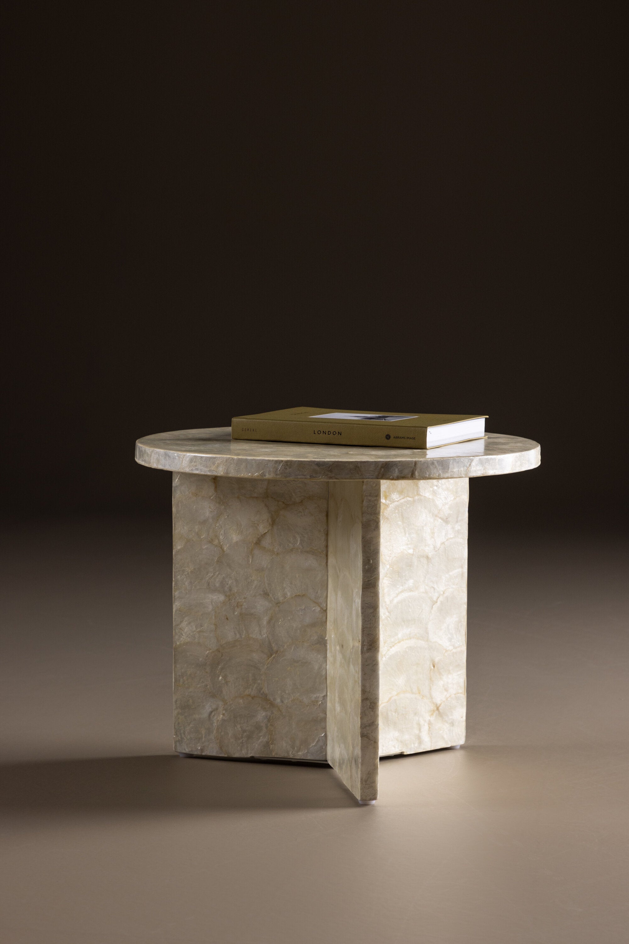 Smögen Sofatisch in Capiz / Natural präsentiert im Onlineshop von KAQTU Design AG. Beistelltisch ist von Vind
