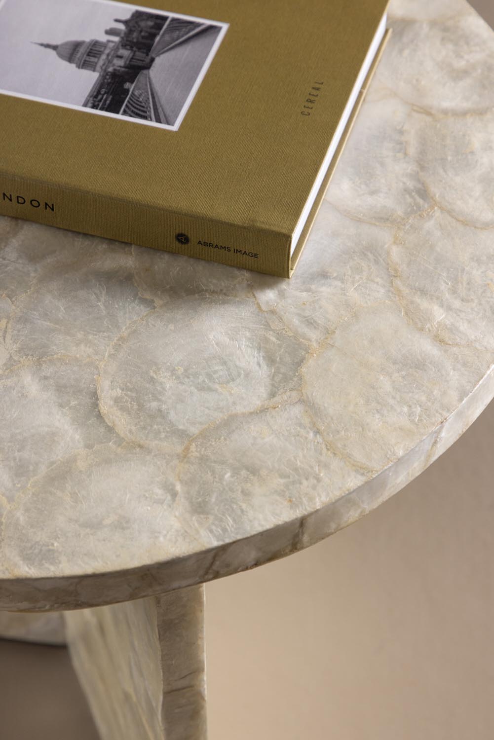Smögen Sofatisch in Capiz / Natural präsentiert im Onlineshop von KAQTU Design AG. Beistelltisch ist von Vind
