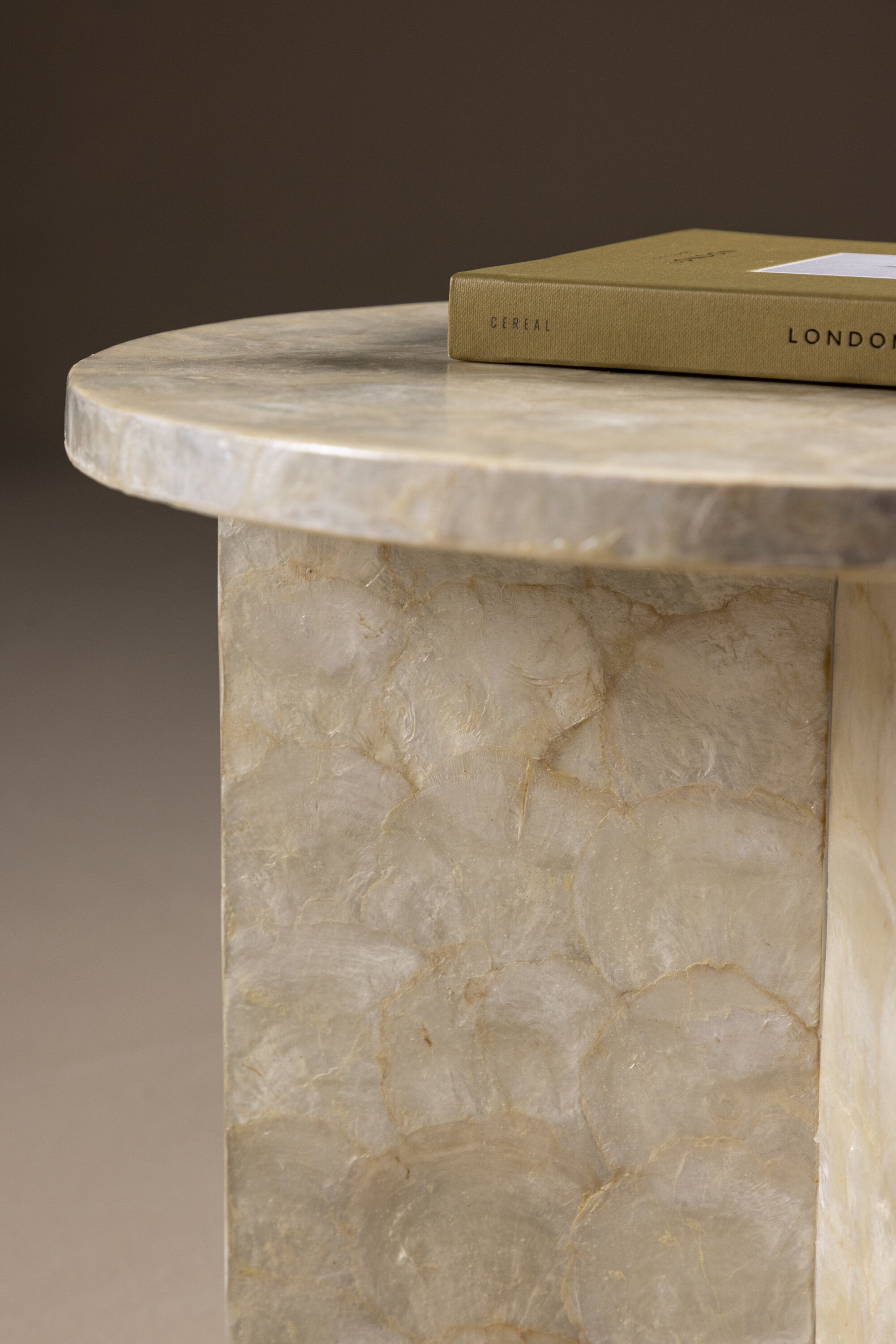 Smögen Sofatisch in Capiz / Natural präsentiert im Onlineshop von KAQTU Design AG. Beistelltisch ist von Vind