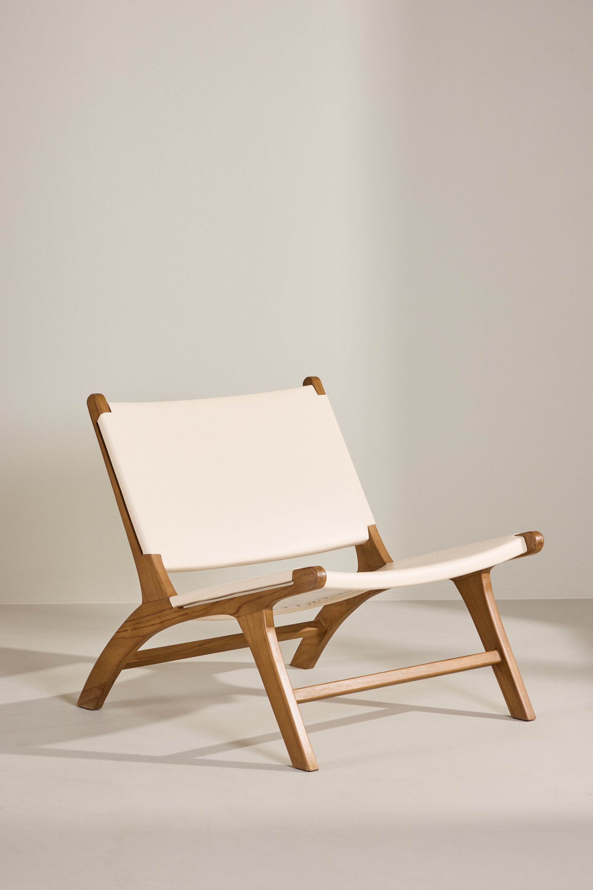 Rike Lounge Chair in Teak / Cream PU Leather präsentiert im Onlineshop von KAQTU Design AG. Sessel ist von Vind
