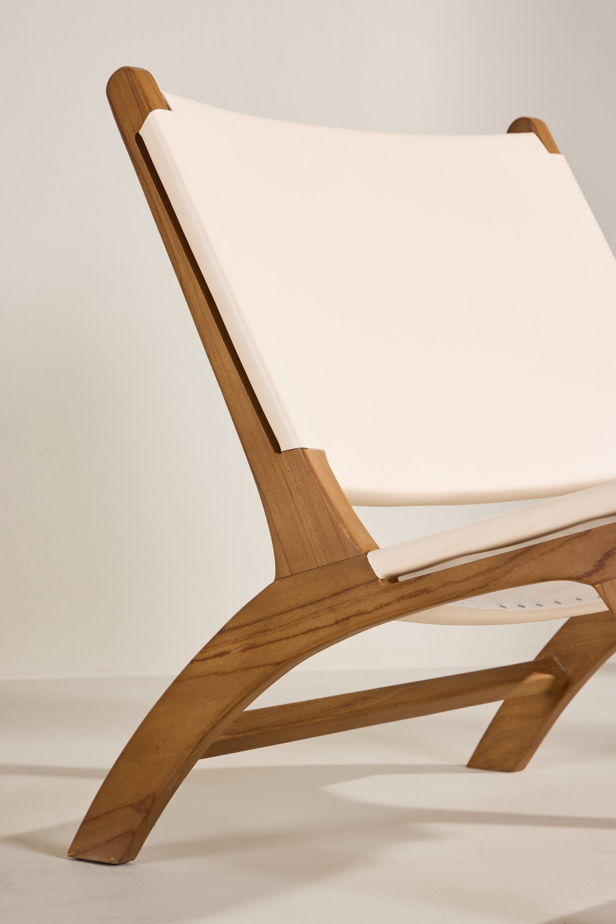 Rike Lounge Chair in Teak / Cream PU Leather präsentiert im Onlineshop von KAQTU Design AG. Sessel ist von Vind