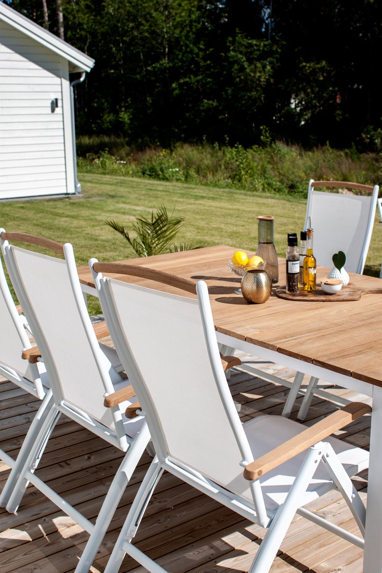 Eleganter Mexiko Gartentisch von Venture Home aus hochwertigem Teakholz und stabilem Metallgestell – ideal für gesellige Stunden im Freien.