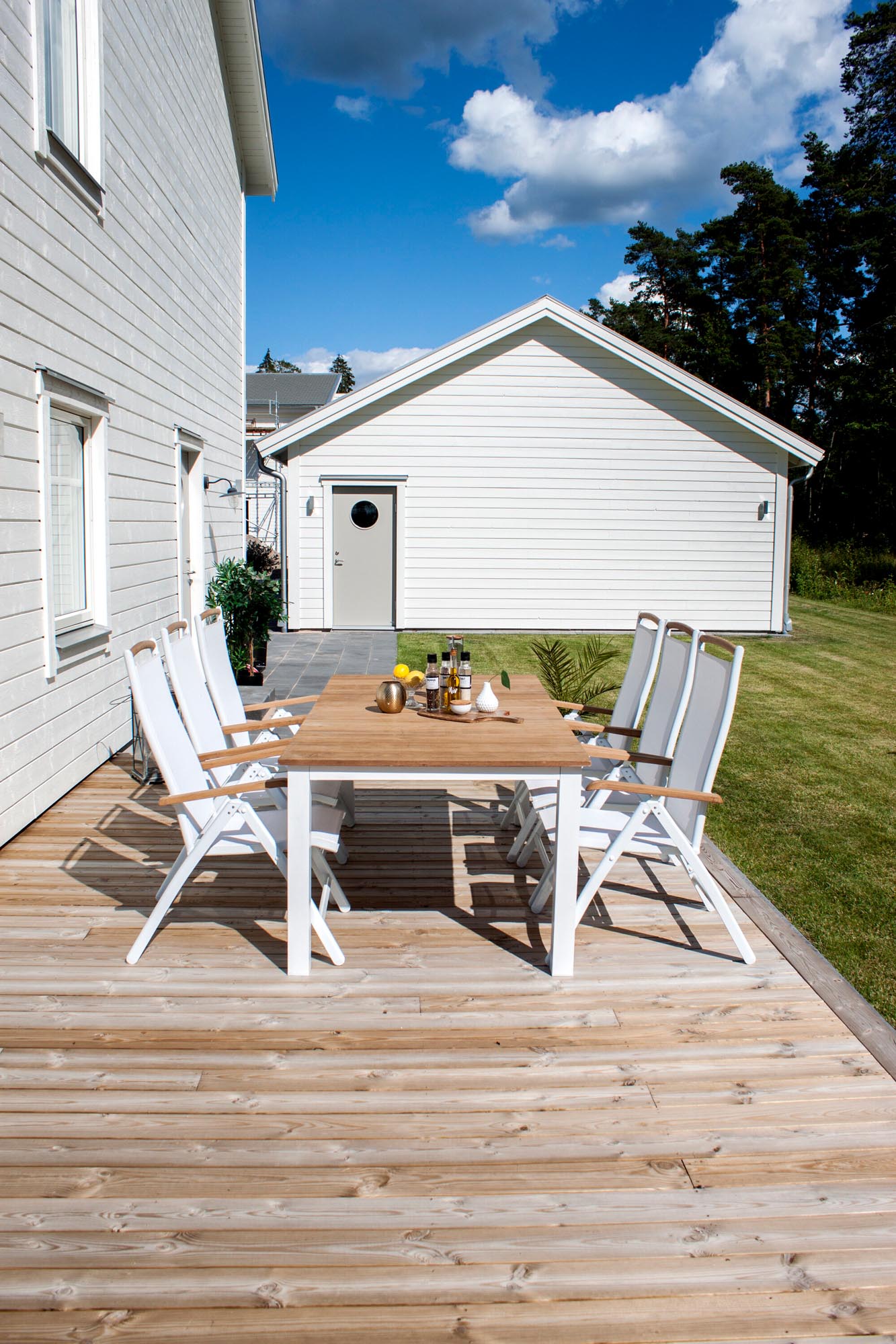 Eleganter Mexiko Gartentisch von Venture Home für moderne Aussenbereiche.