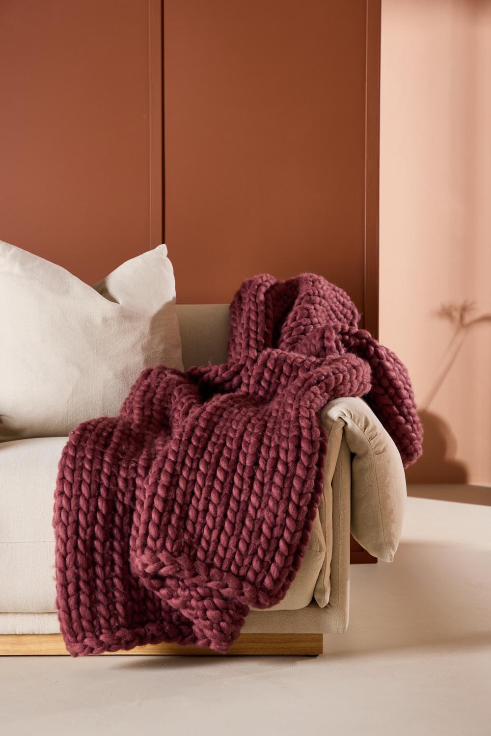 Kate Throw in Burgund präsentiert im Onlineshop von KAQTU Design AG. Wolldecke ist von Venture Home