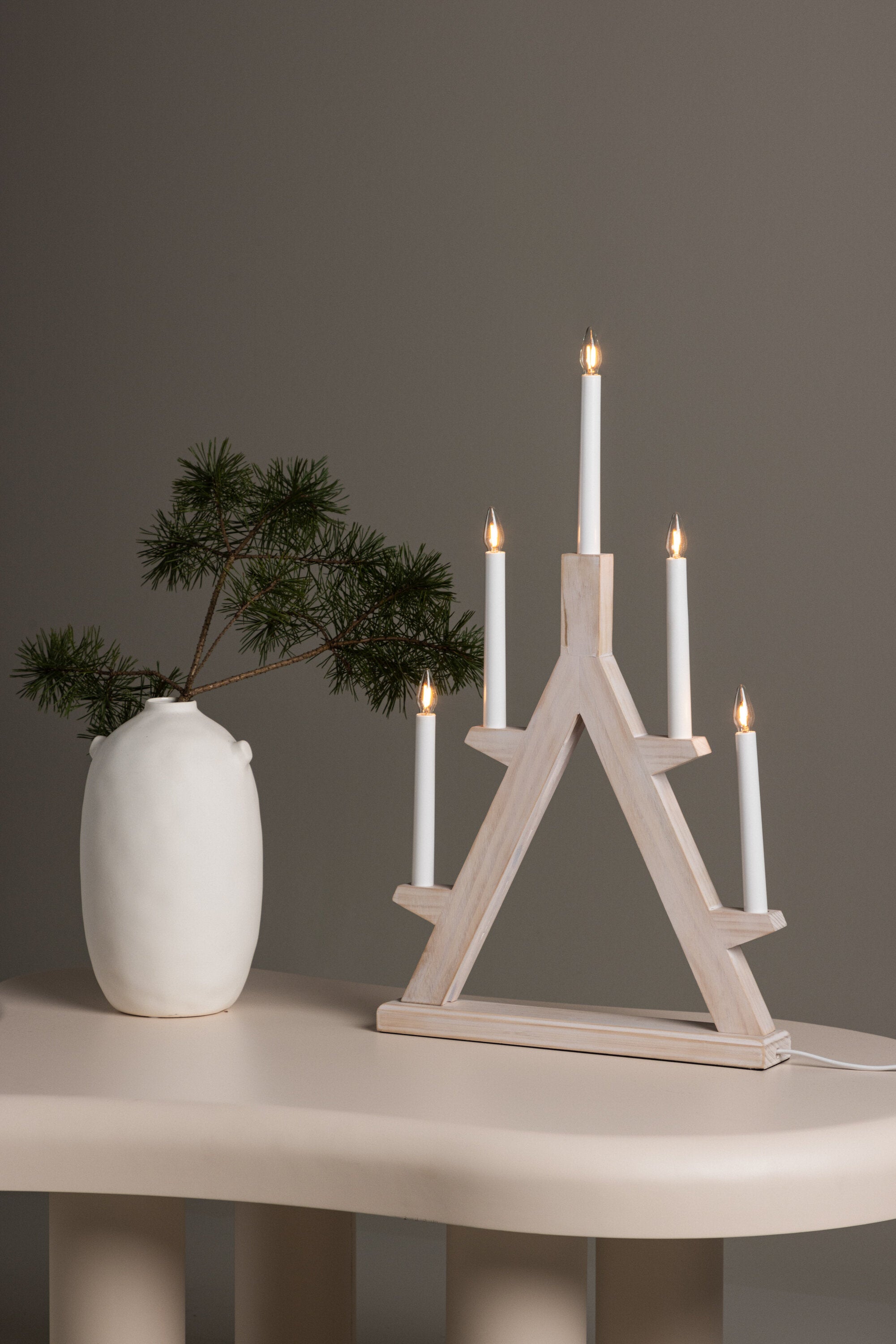 Val Thorens Tischleuchte in Whitewash/Pine präsentiert im Onlineshop von KAQTU Design AG. Tischleuchte ist von Venture Home