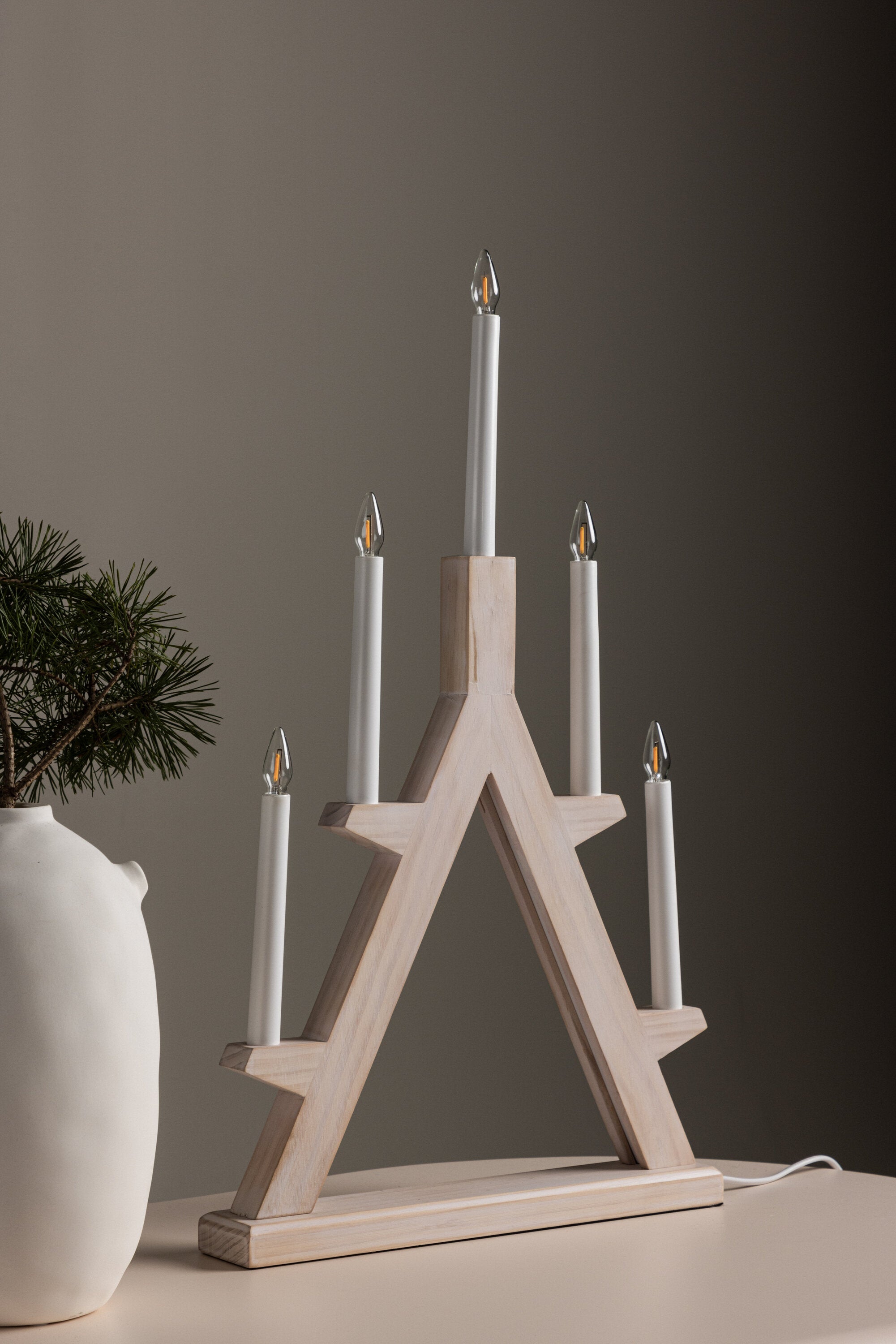 Val Thorens Tischleuchte in Whitewash/Pine präsentiert im Onlineshop von KAQTU Design AG. Tischleuchte ist von Venture Home