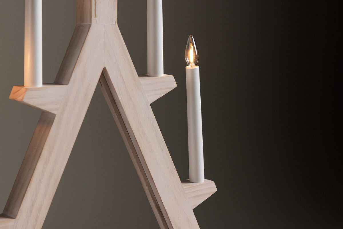 Val Thorens Tischleuchte in Whitewash/Pine präsentiert im Onlineshop von KAQTU Design AG. Tischleuchte ist von Venture Home