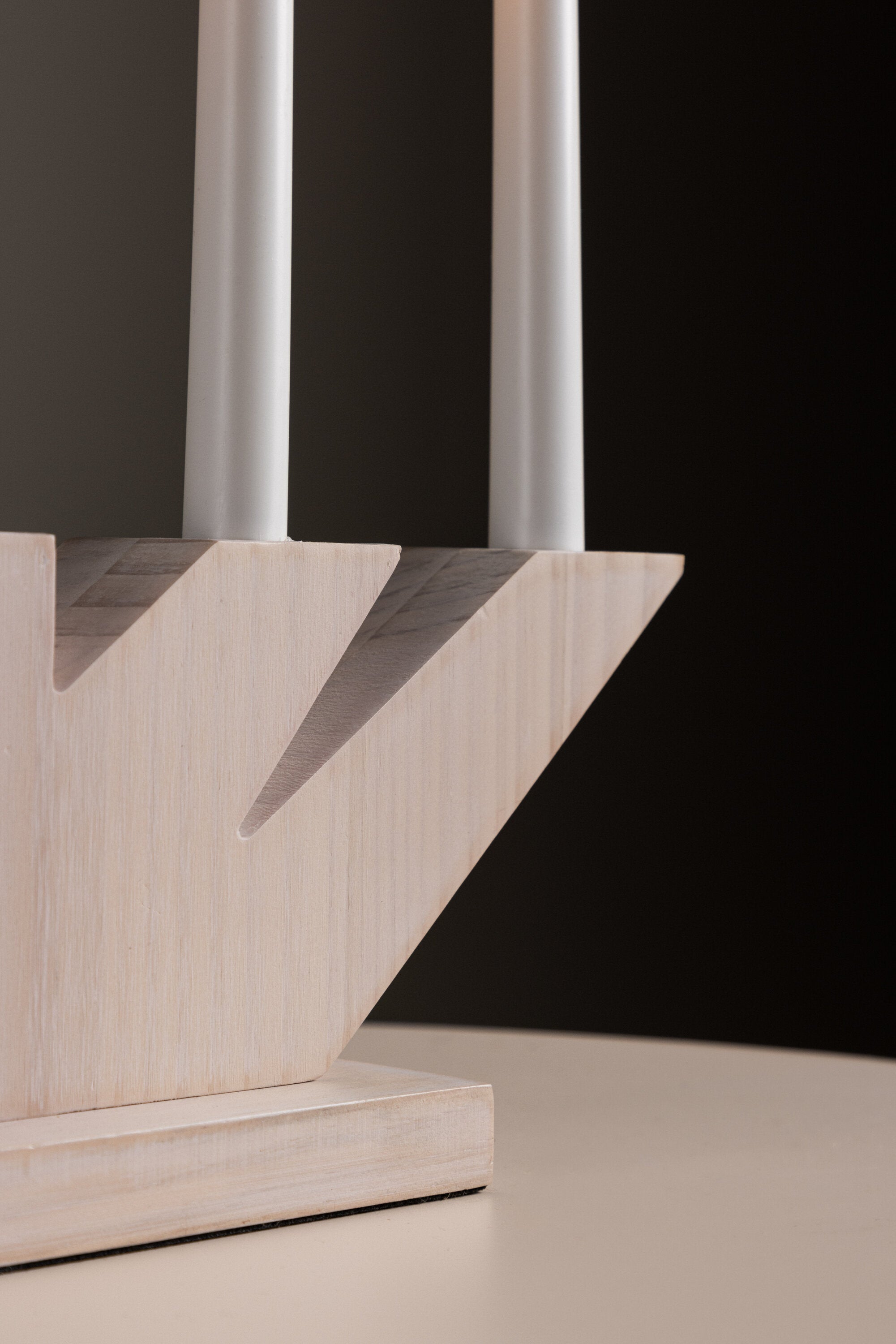 Verbier Tischleuchte in Whitewash/Pine präsentiert im Onlineshop von KAQTU Design AG. Tischleuchte ist von Venture Home