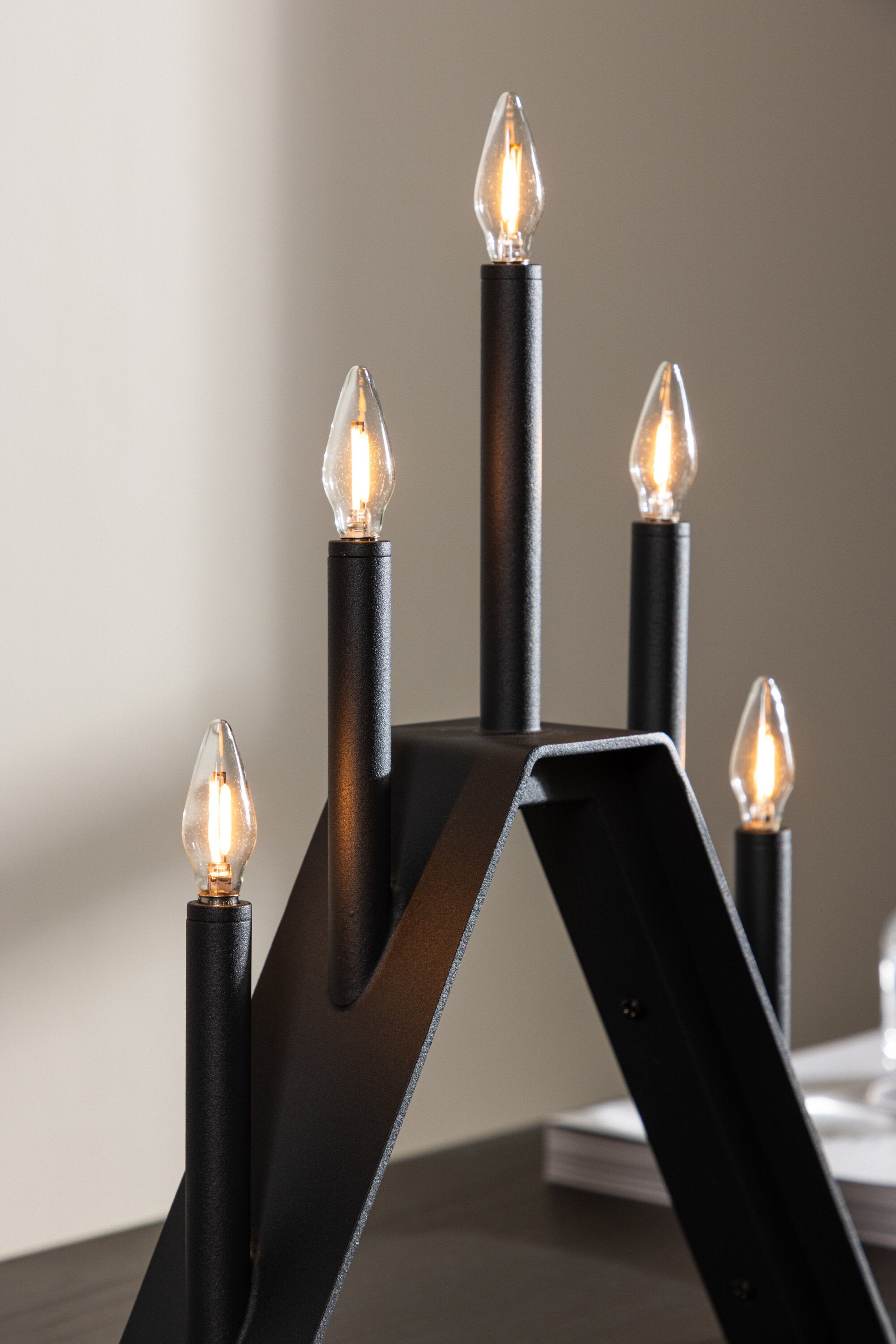Åre Tischleuchte in Schwarz präsentiert im Onlineshop von KAQTU Design AG. Tischleuchte ist von Venture Home