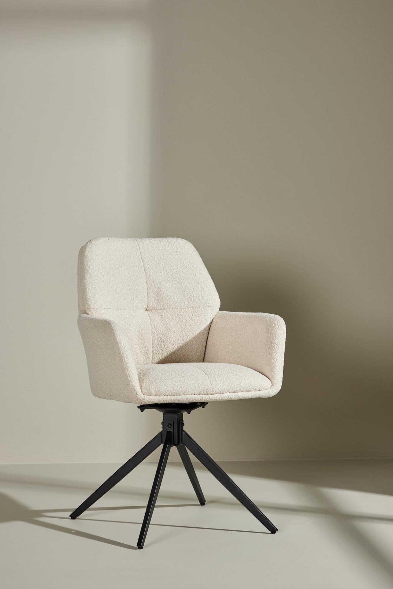 Moderner Esszimmerstuhl mit stilvollem Design, pflegeleichtem Polyesterbezug und bequemen Armlehnen im praktischen 2er-Pack.