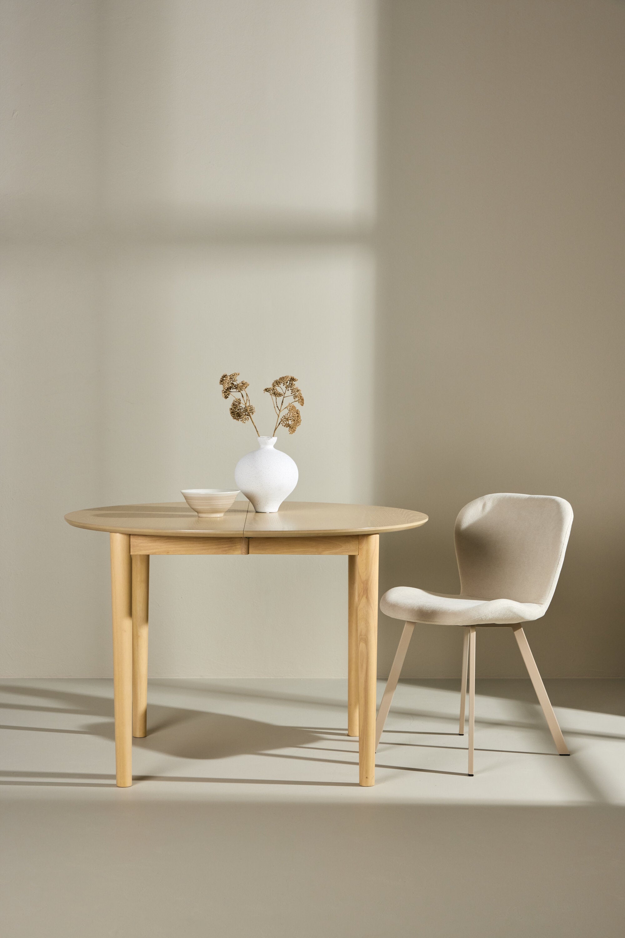 Gilda runder Esstisch in Whitewash präsentiert im Onlineshop von KAQTU Design AG. Esstisch ist von Venture Home