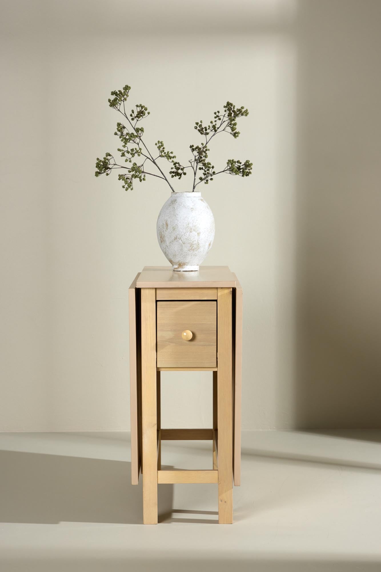 Moderner Edward Esstisch von Venture Home, rechteckig, stilvolles Design, ideal für Esszimmer oder Küche.