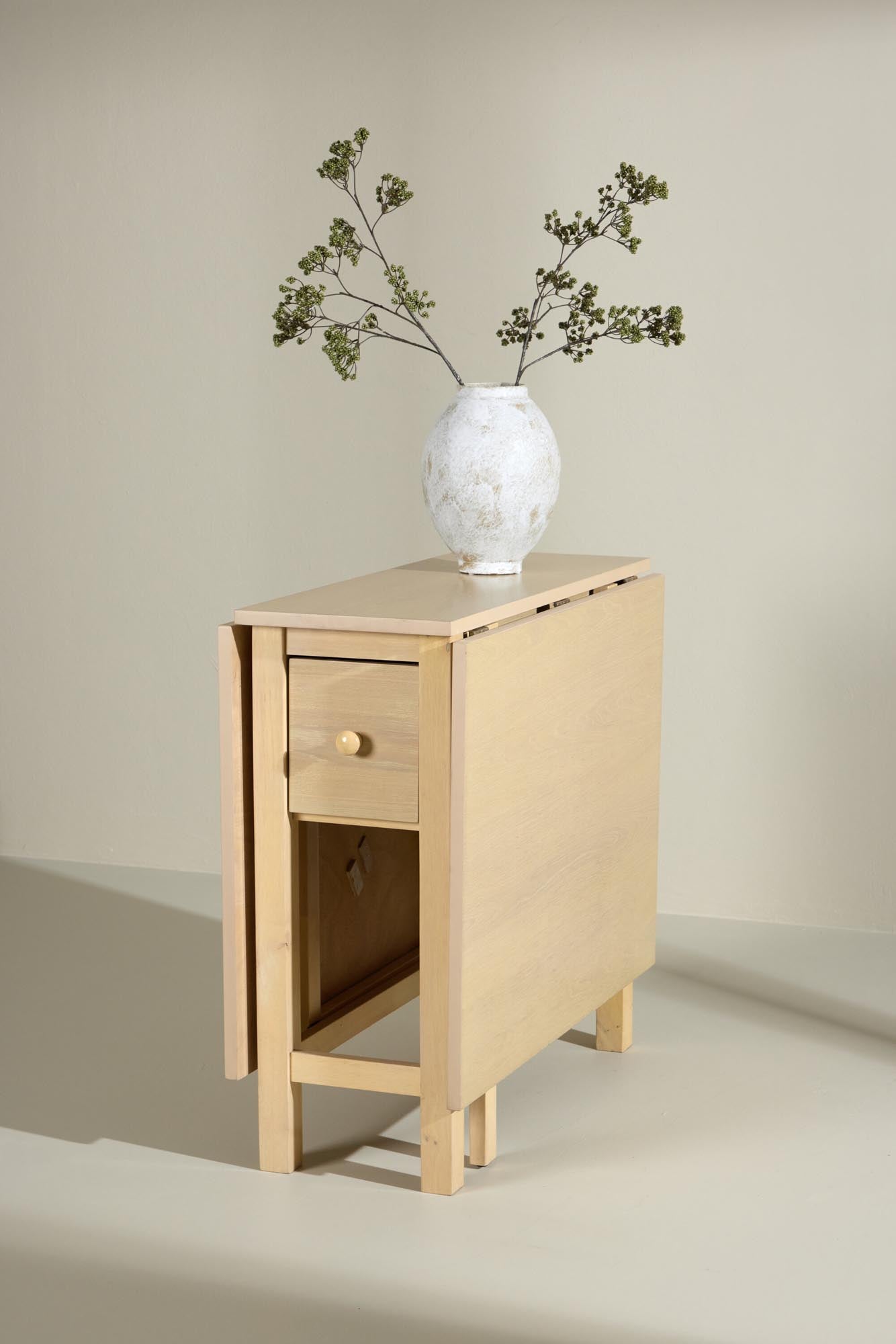 Edward Esstisch von Venture Home, rechteckig, modernes Design, perfekt für stilvolle Esszimmer und Küchen.