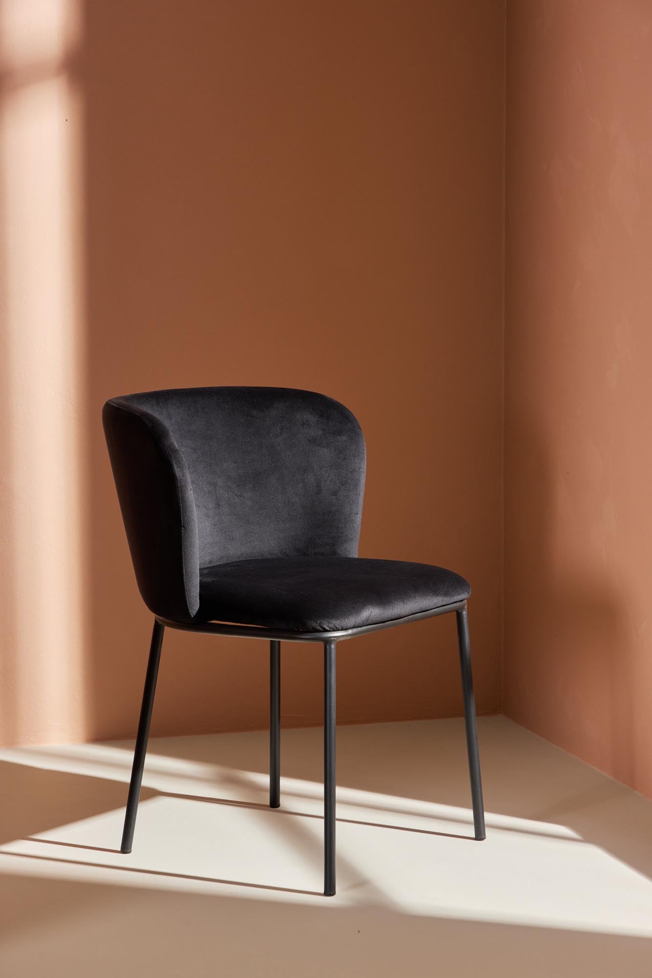 Edina Esszimmerstuhl von Venture Home: Bequemer Samtstuhl in Beige mit Holzoptik-Beinen. Ideal für stilvolle Esszimmer und vielseitige Anlässe. 2er-Pack.