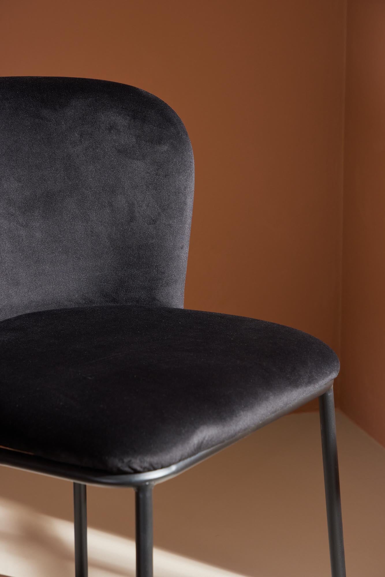 Moderner Esszimmerstuhl Edina von Venture Home, stilvolles Design, bequeme Polsterung, ideal für jedes Esszimmer.