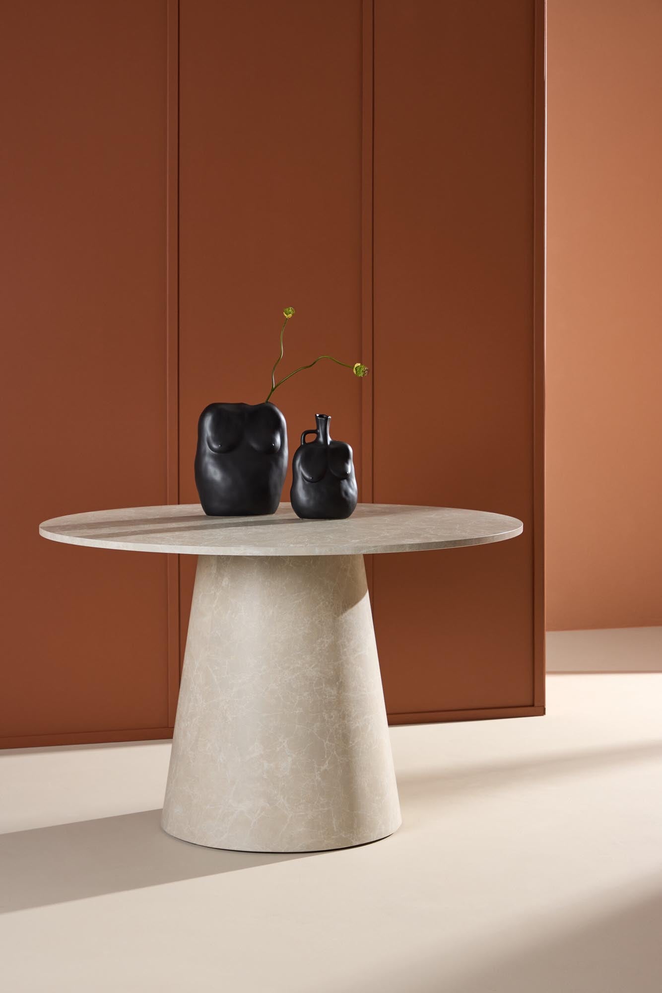 Eleganter Lanzo Esstisch von Venture Home, gefertigt aus edlen Materialien, ideal für moderne und stilvolle Wohnräume.