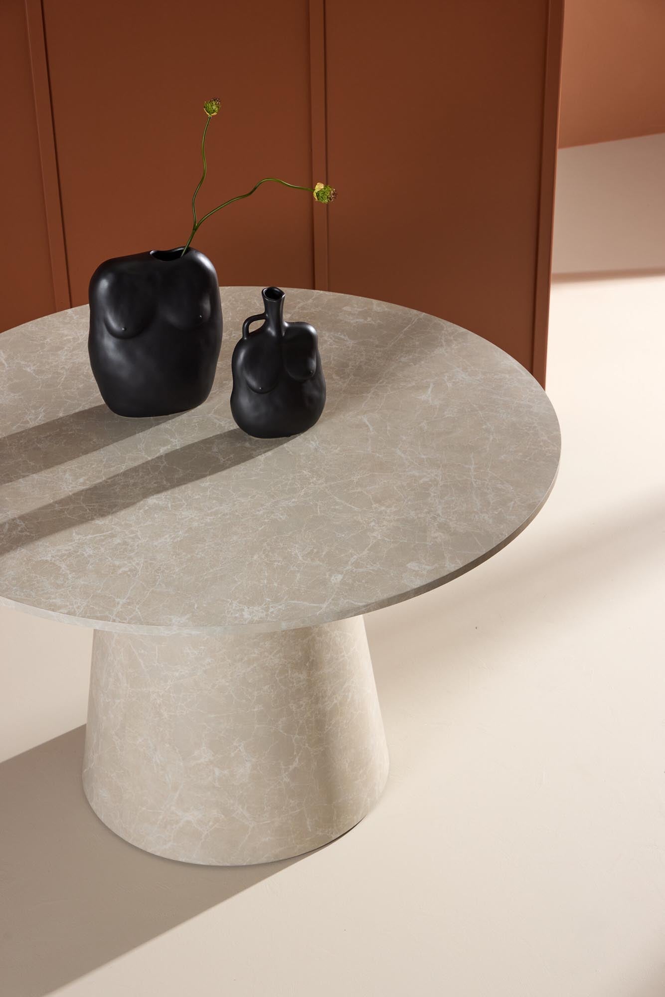 Eleganter Lanzo Esstisch von Venture Home, gefertigt aus edlen Materialien, ideal für moderne und stilvolle Esszimmer.