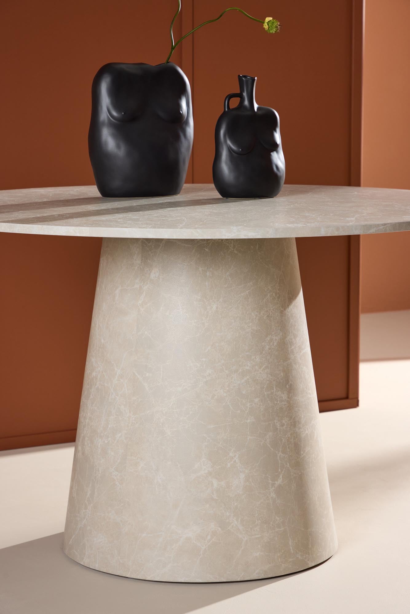 Moderner Lanzo Esstisch von Venture Home, aus hochwertigen Materialien, perfekt für ein stilvolles und zeitgemässes Esszimmer.