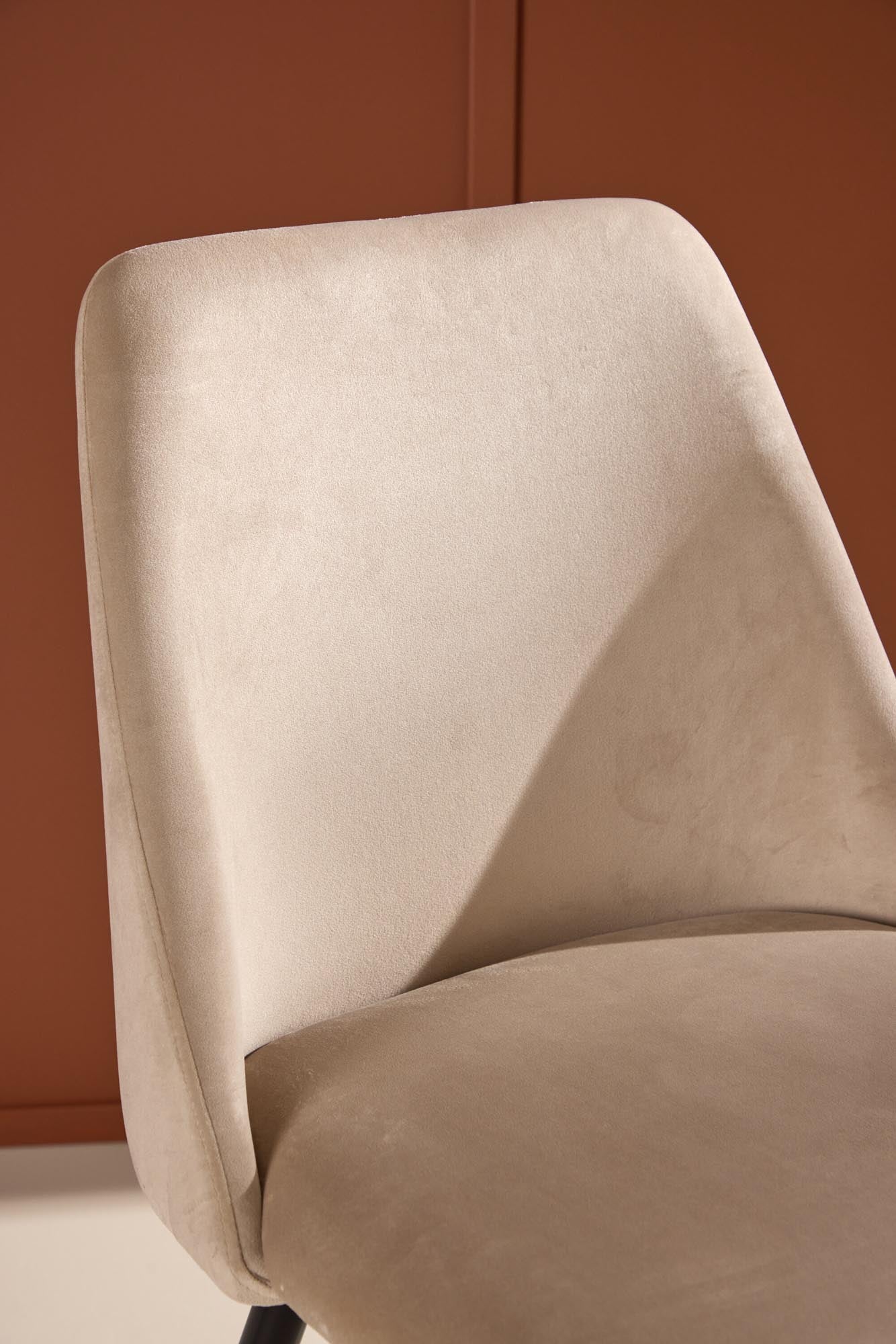 Eleganter Nacht Esszimmerstuhl von Venture Home, komfortabel und modern, perfekt für stilvolle Esszimmer.